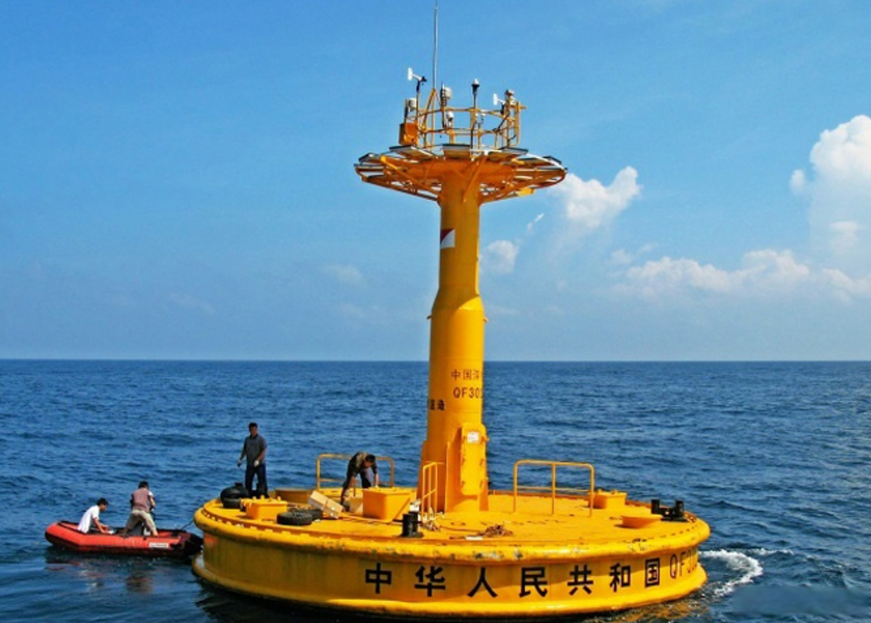 【交通运输部在南沙群岛海域设置航标】近日,为保障船舶航行及作业