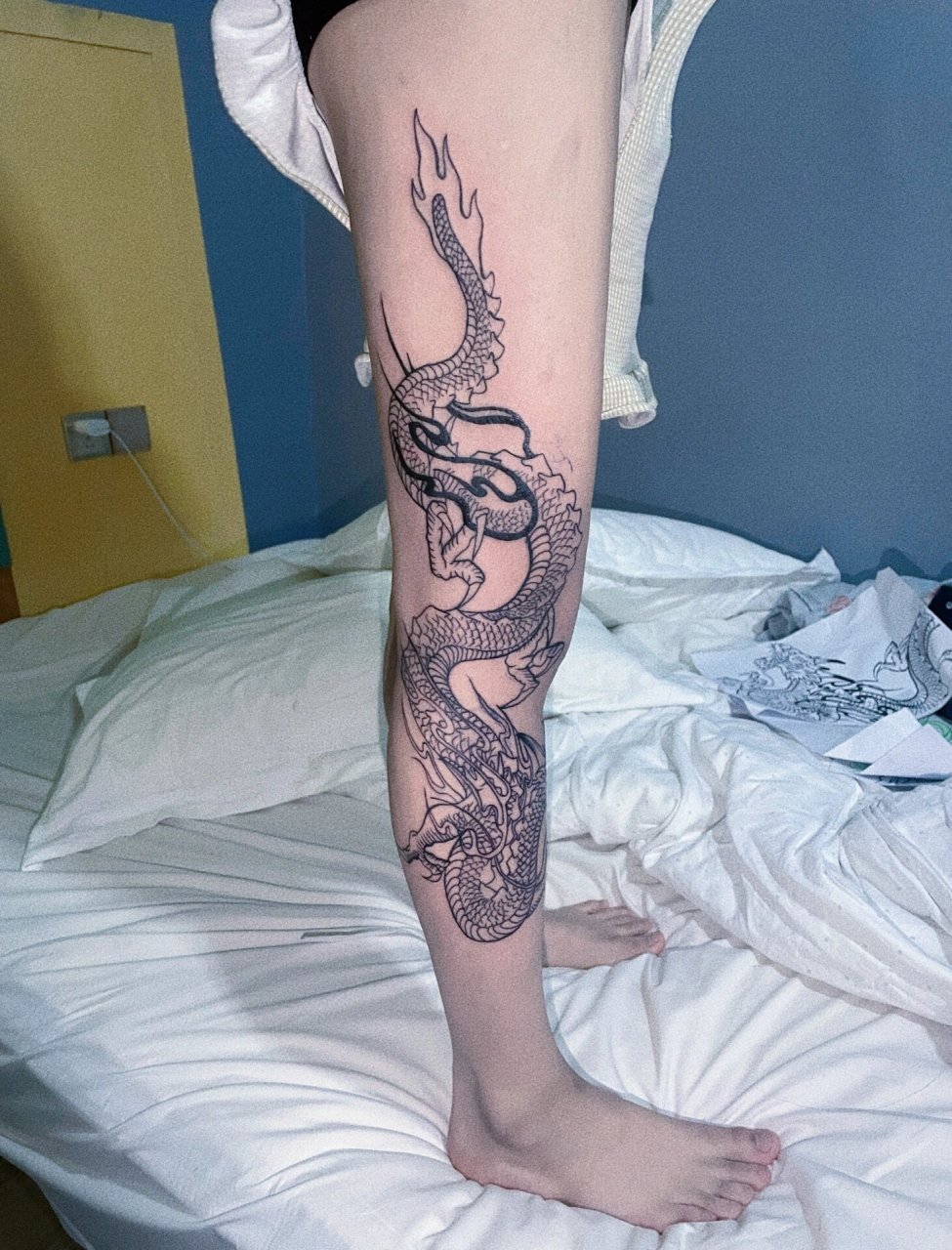 腿上龙纹身 女孩龙纹身