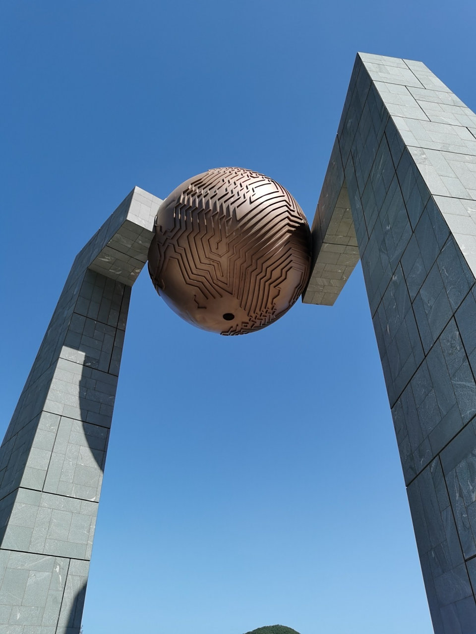 北回归线标志塔,又叫自然之门 北回归线标志塔,又叫自然之门,位于汕头