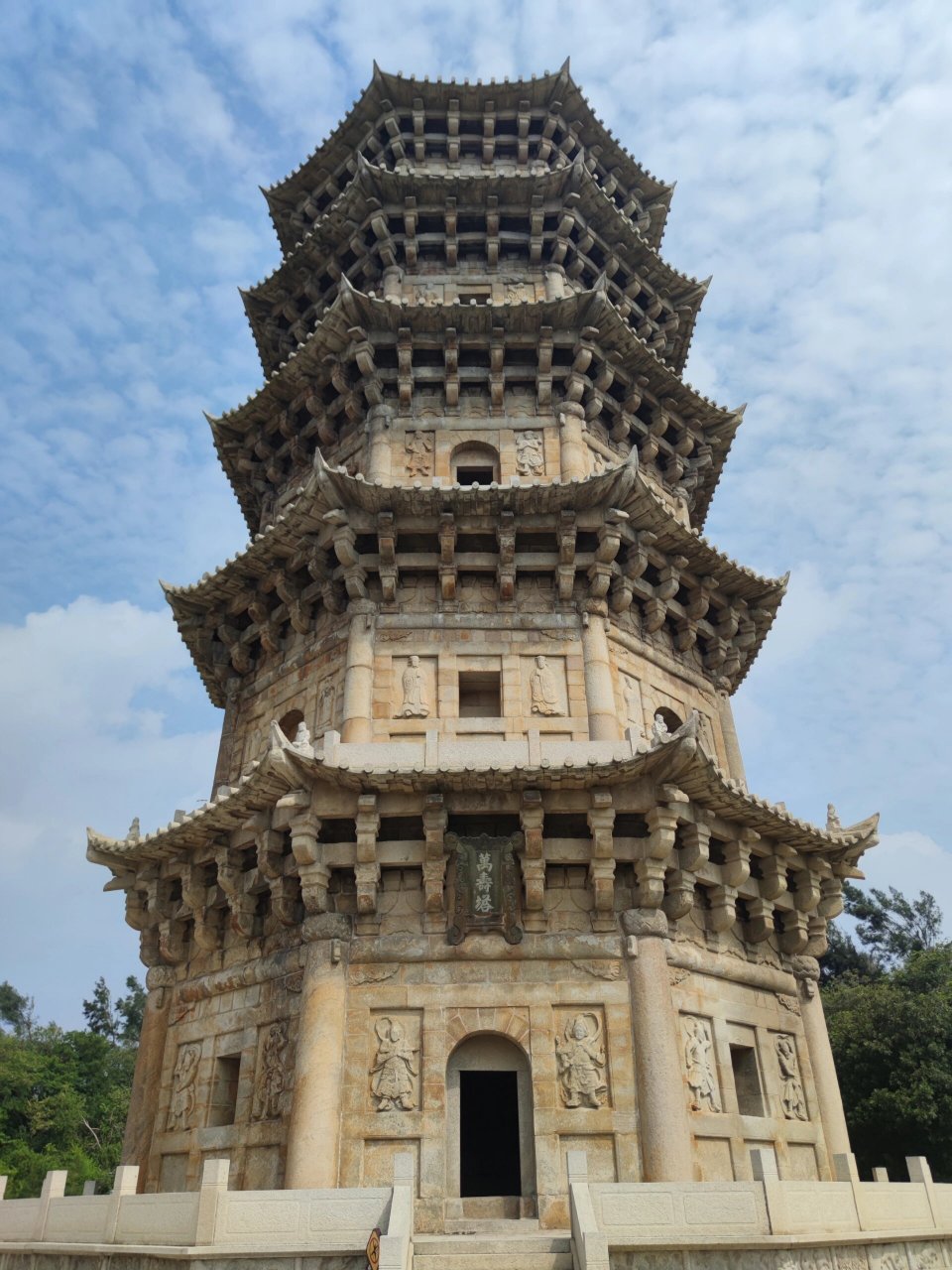 第二站六胜塔,又称万寿塔,俗称"石湖塔",位于石狮市蚶江镇石湖村,是一