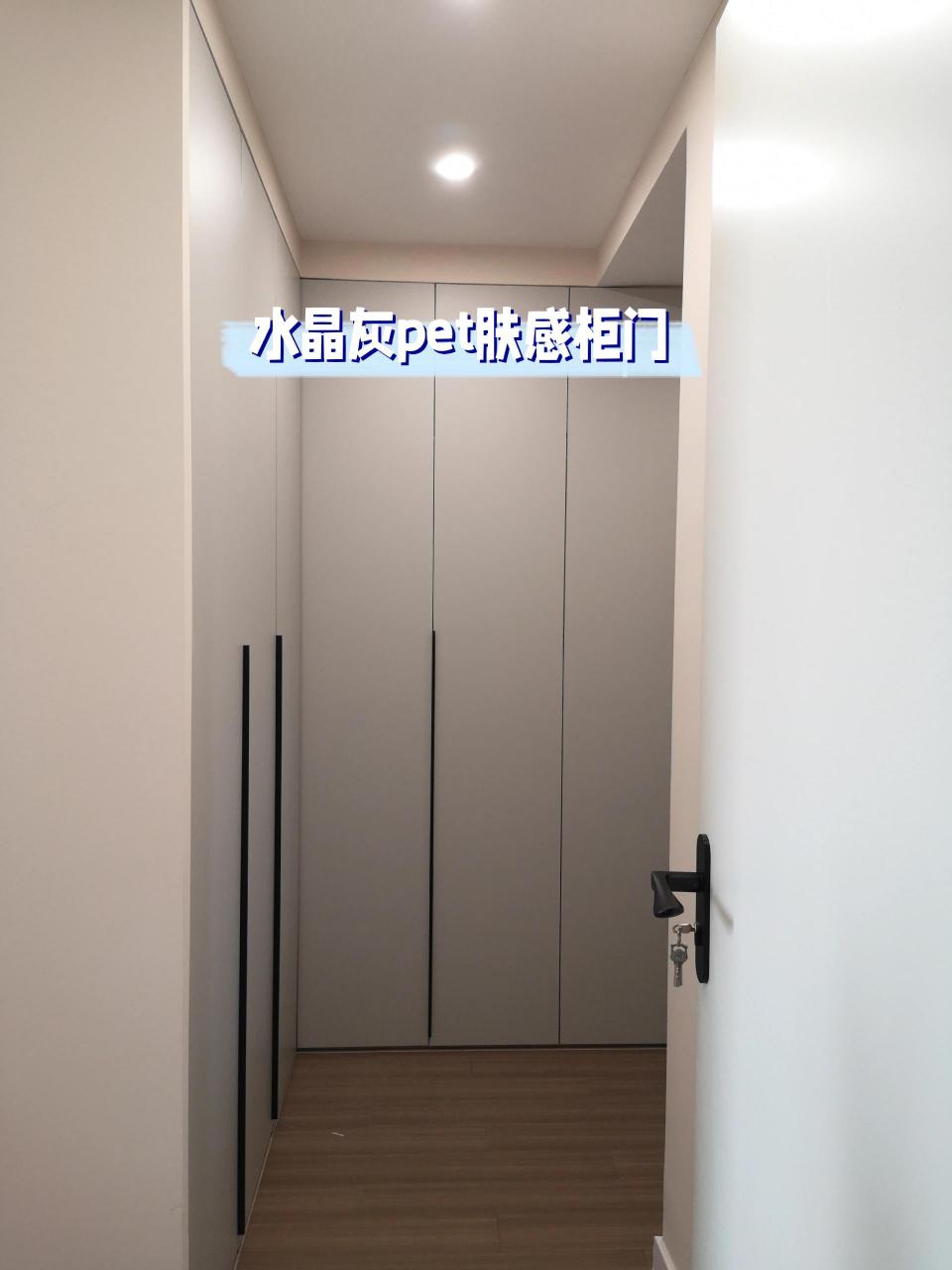 水晶灰pet肤感柜门 8215没有翻车的水晶灰,水晶灰搭配多乐士白