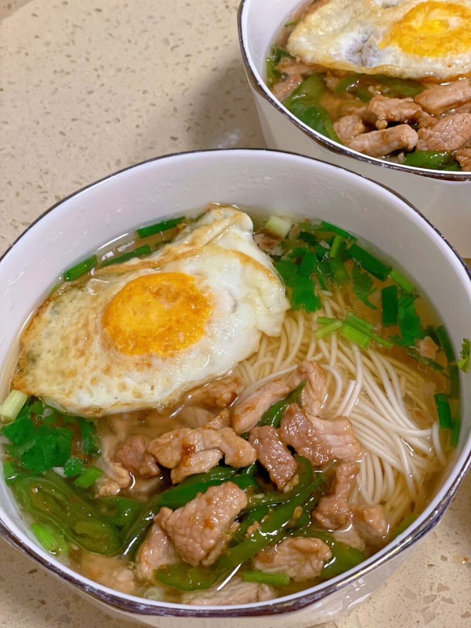 95青椒肉丝面做法: 准备食材:青椒 猪肉 面条 盐 酱油 蚝油 ,鸡蛋