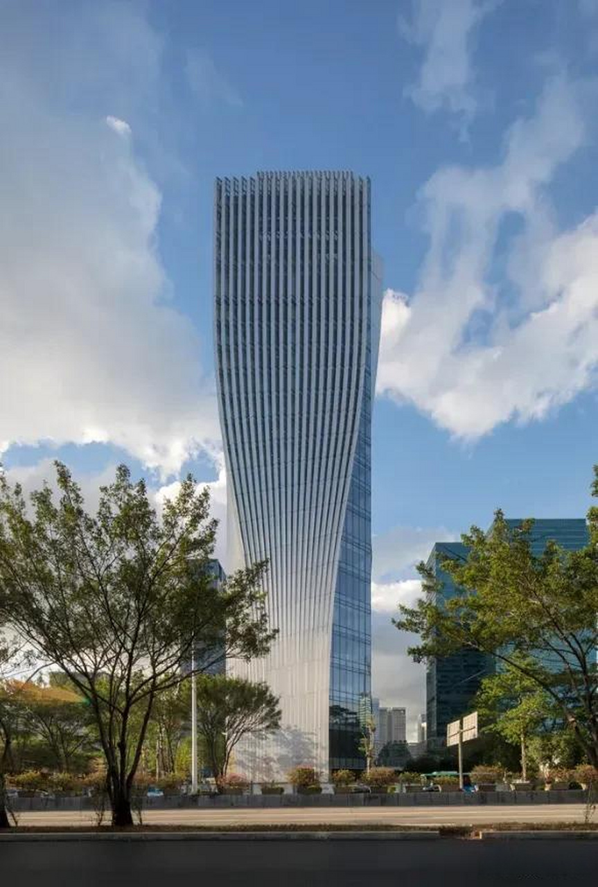 深圳能源大厦是深圳能源公司新总部,体量和高度是由中心区城市总体