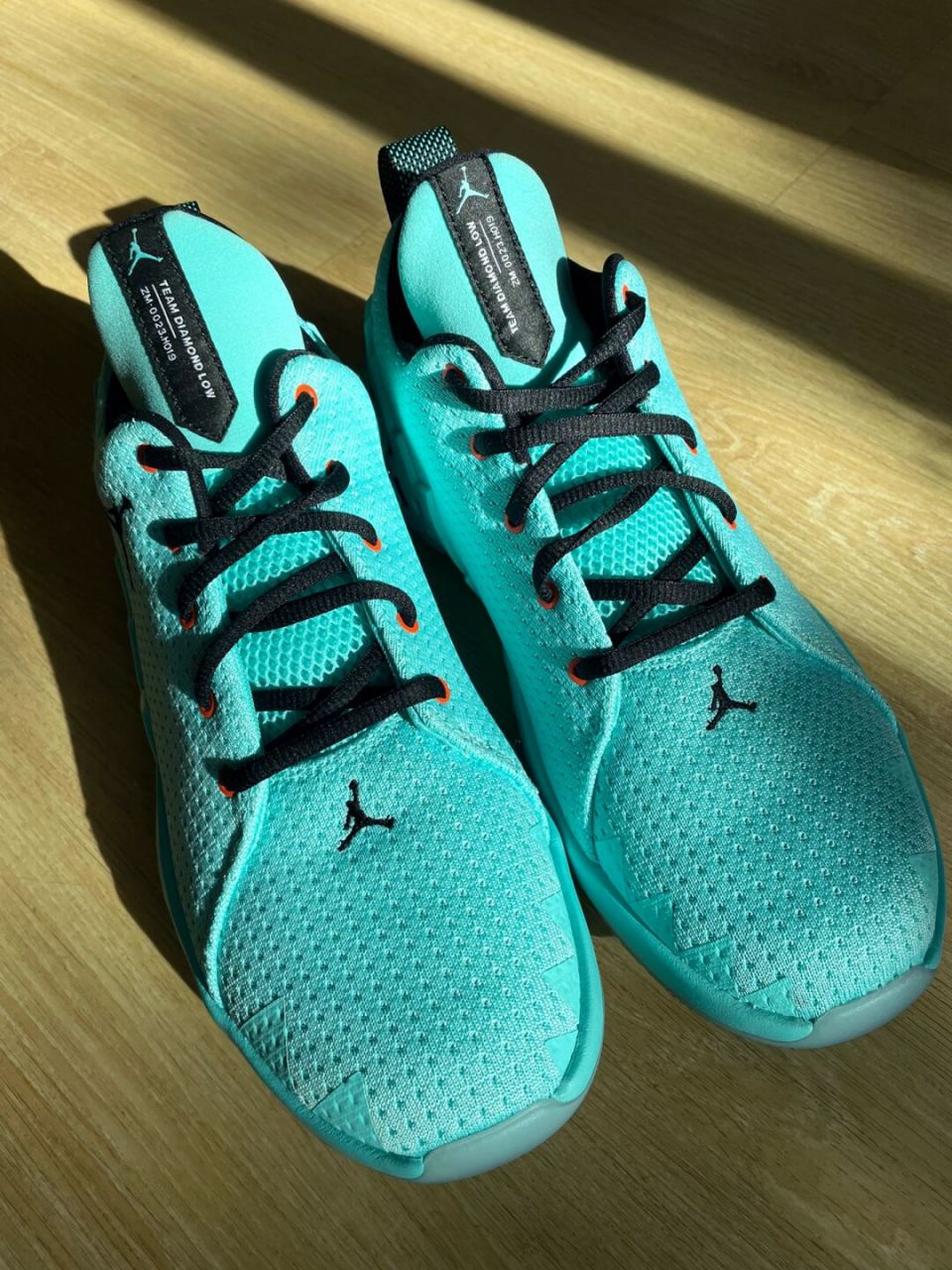 78jumpman diamond78 但是个人还是觉得白色更帅hhhh～ 	 #鞋控的