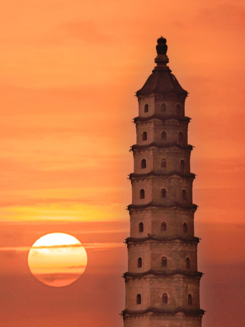 山西第一高塔:汾阳文峰塔    汾阳文峰塔为一座标准的古代文峰塔,不同