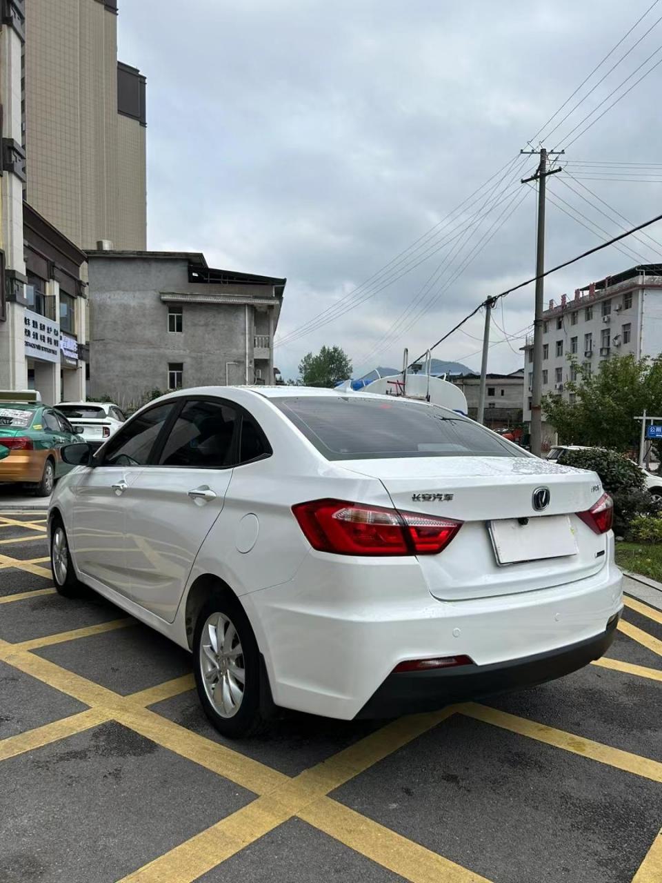 6自动挡 无钥匙进入一键启动,真皮座椅,大屏导航,天窗,多功能方向盘