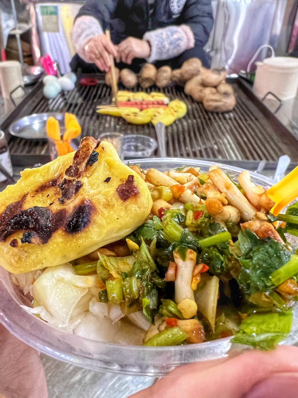 每次来泸西的首要任务都是吃烧洋芋 这里的美食广场一排排的全是烧