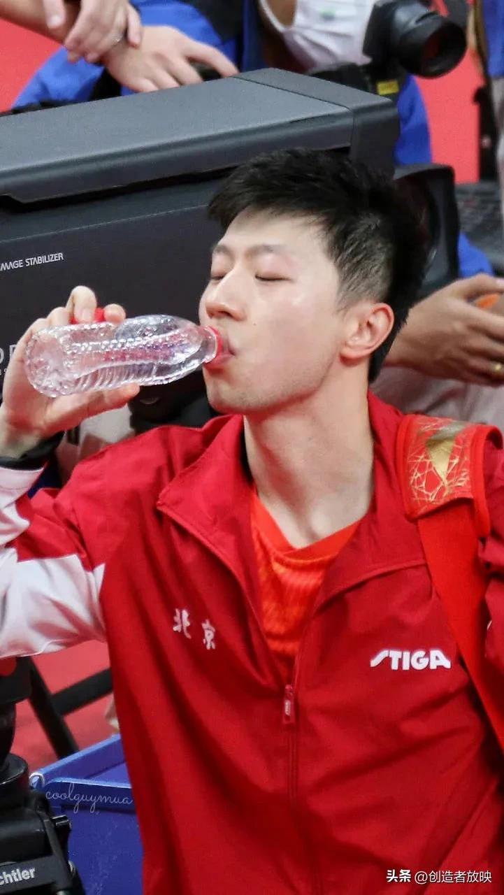马龙喝水图,凑了八张,最后一张是他最近在训练的时候,希望他在成都世