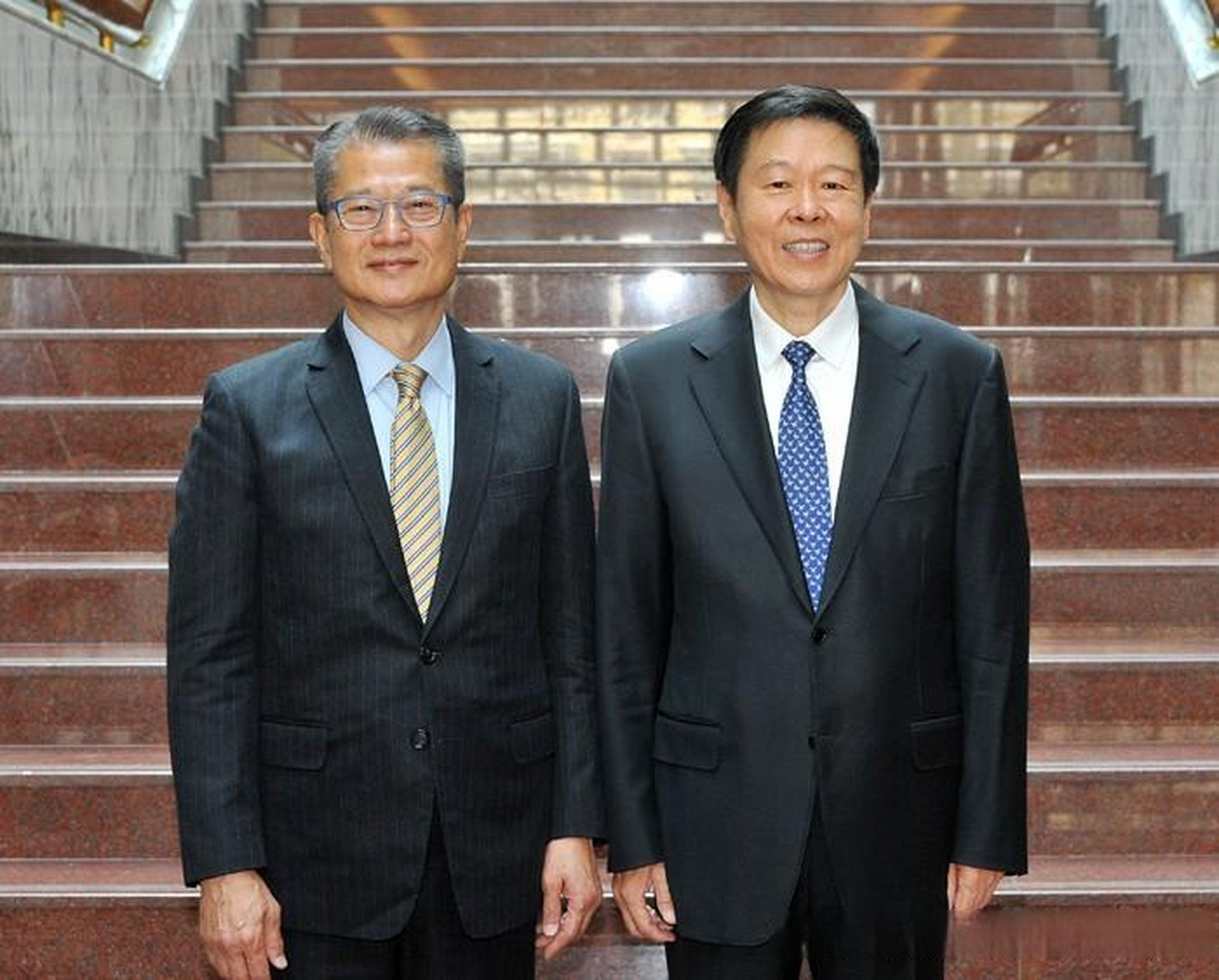 国家税务总局局长王军会见香港特别行政区政府财政司司长陈茂波 时间