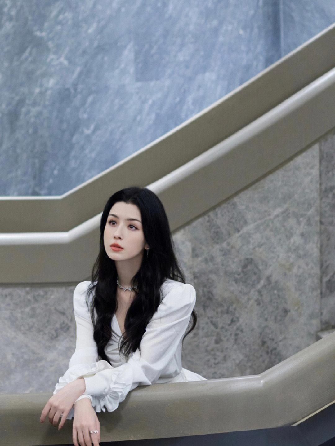 哈尼克孜果然人美就是任性穿白色连衣裙清新减龄优雅浪漫 哈尼克孜