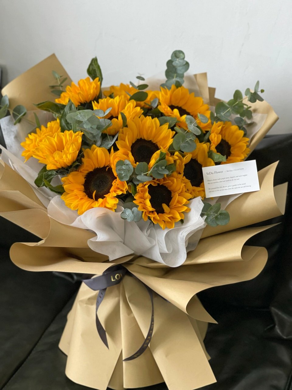 向日葵花束|向日葵花语 向日葵的花语是 "入目无他人,四下皆是你"