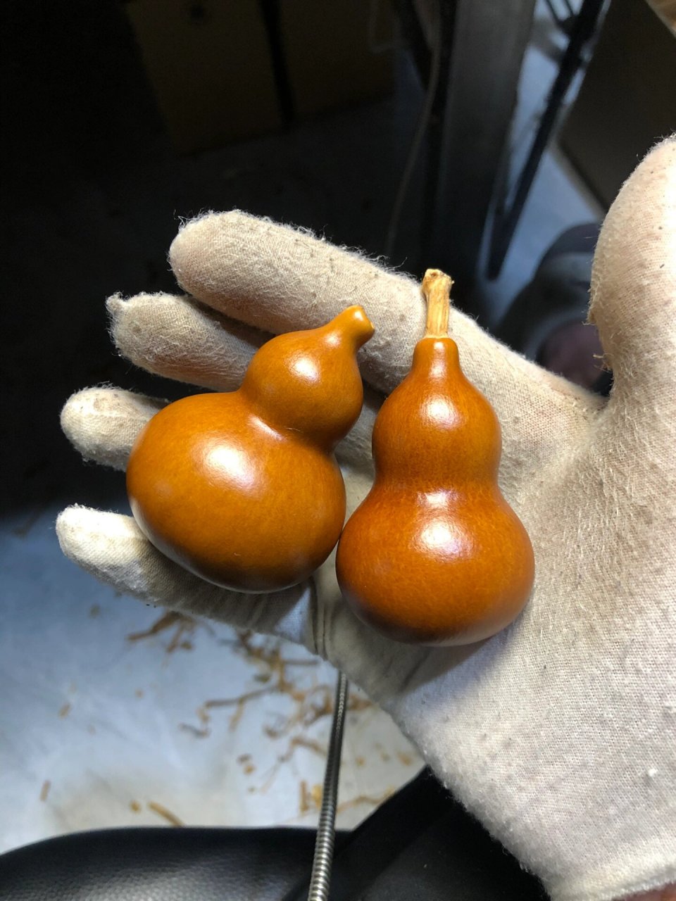 文玩葫芦的盘玩方法 葫芦盘玩方法分享: ①:上色:太阳是葫芦上色的