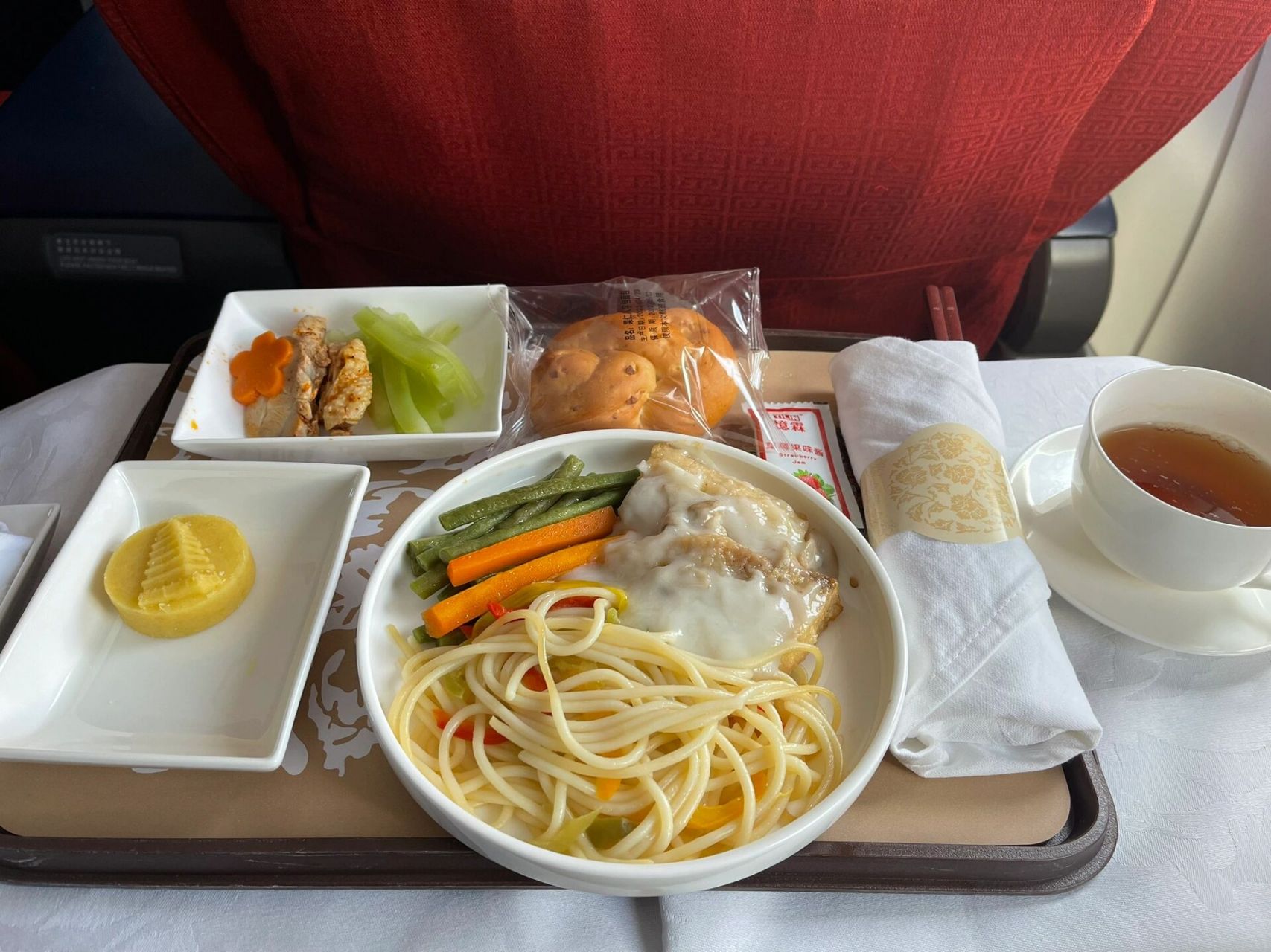 东航之空客320-200机型国内商务舱 这个机型应该是东航在国内短途航线