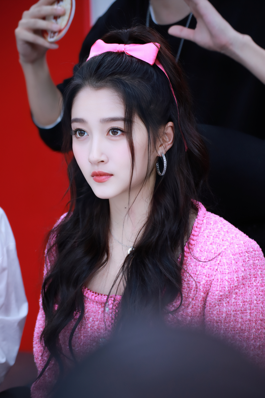 甜酷彤上线96关晓彤 活力满满与你共度国庆复工第一天～[兔子]