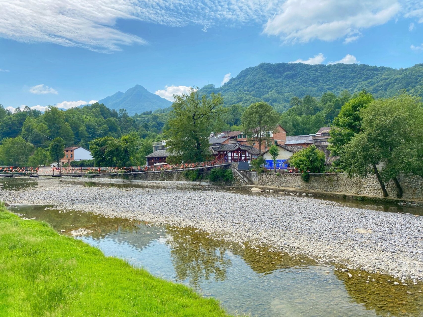 骆家坝景区 中午到达骆家坝古镇,中午游人不多,这里依山傍水,有着江南