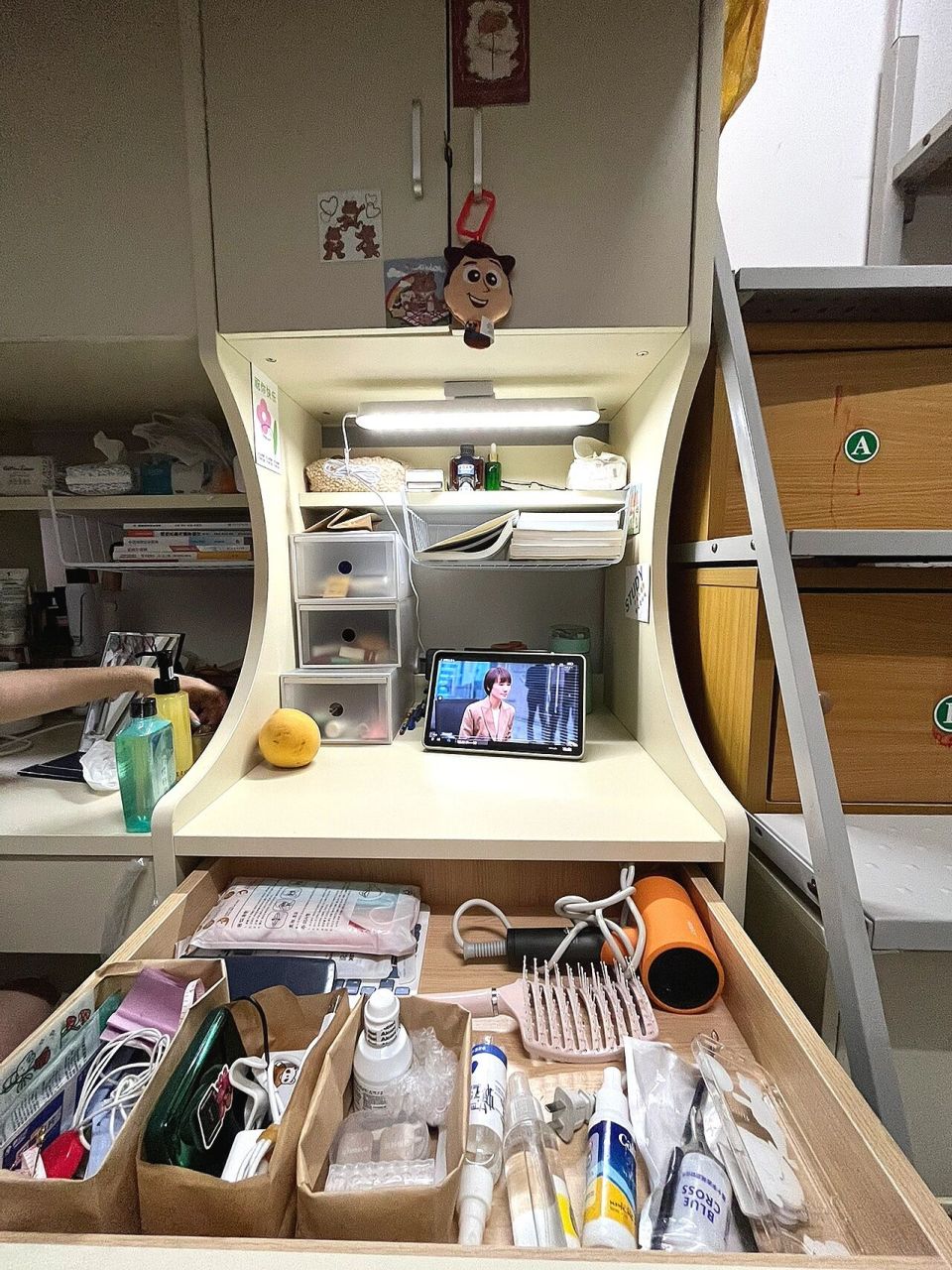 东莞城市学院六人间宿舍收纳05没有套路 这样干干净净的多好看啊