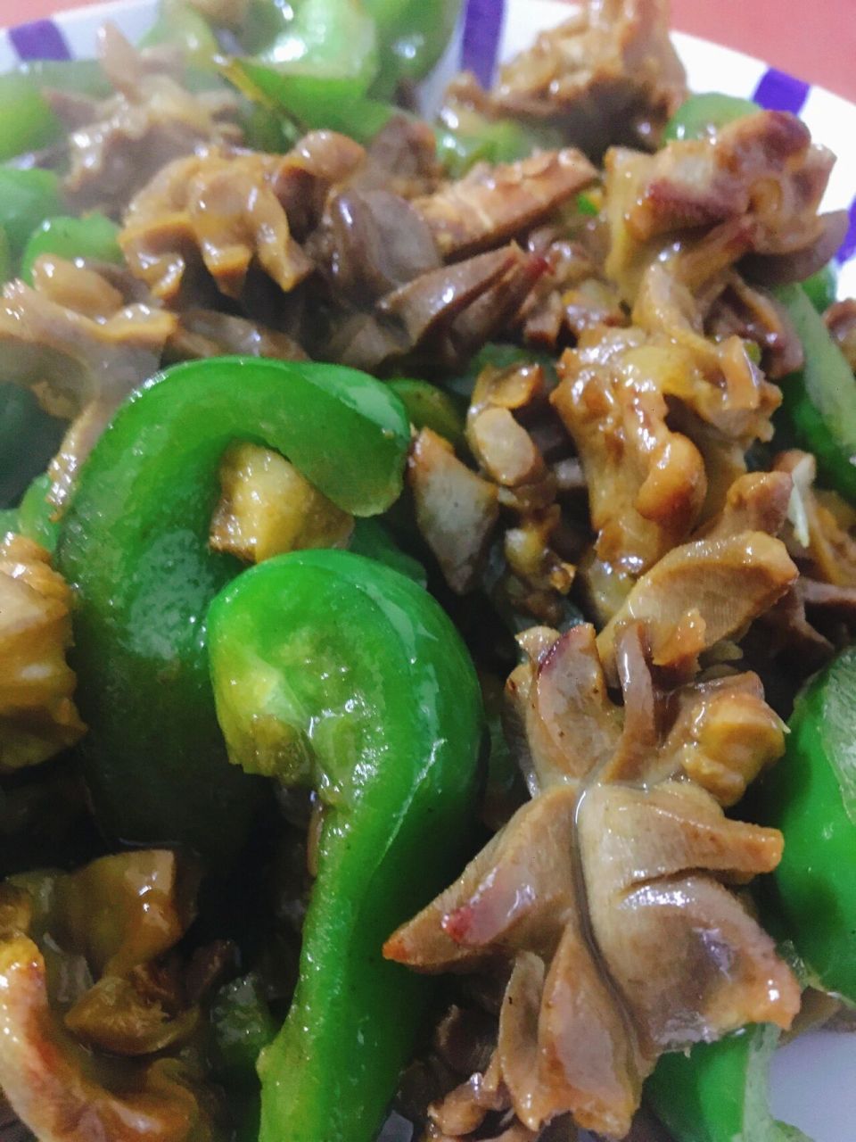 菜椒炒鸡肾 鸡肾炒的又香又脆口非常好吃.