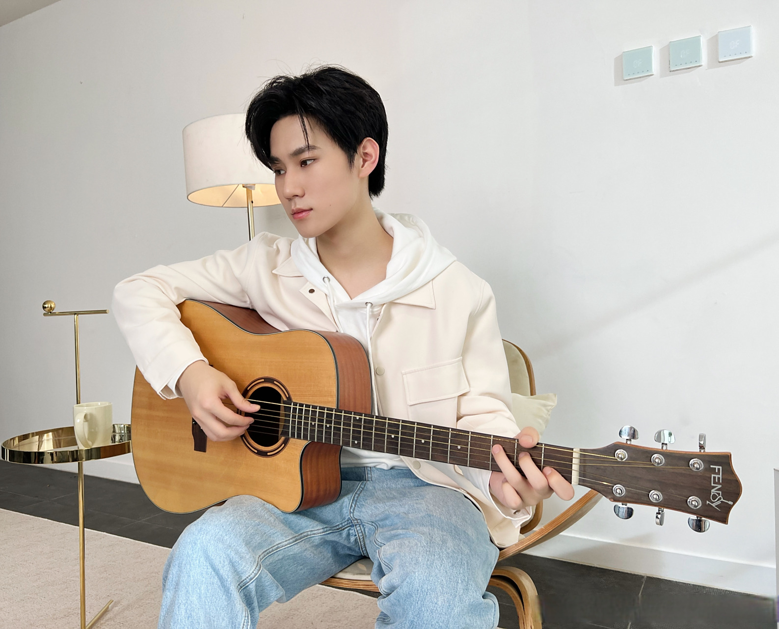 张真源晒弹吉他随拍 今天是弹着吉他唱着歌的音乐少年 干净清爽又帅气