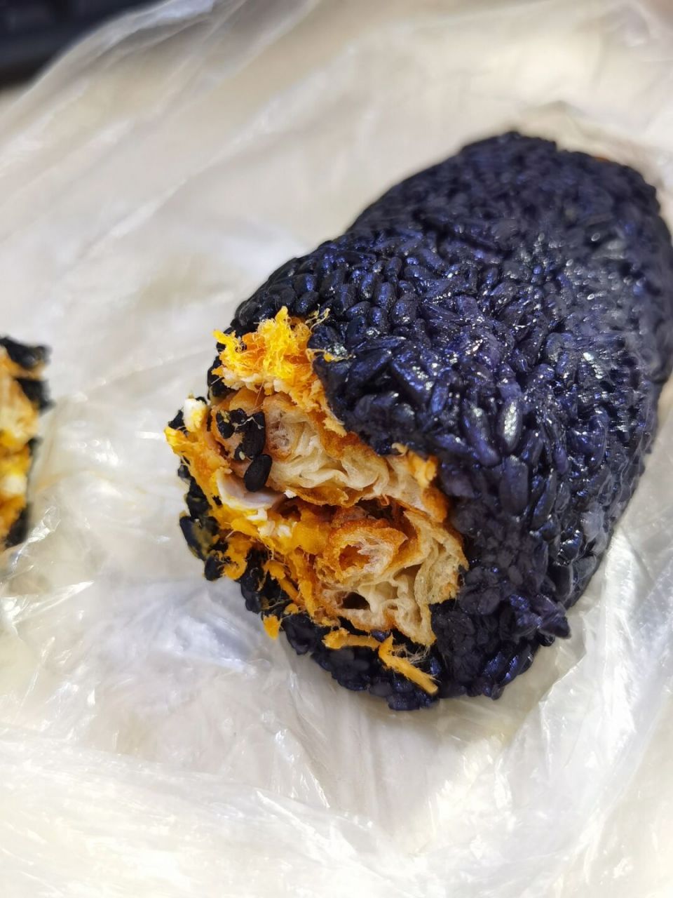 正宗乌叶黑乌饭,南京南湖大三元斜对面～ 一直长草这家的黑乌饭 就在