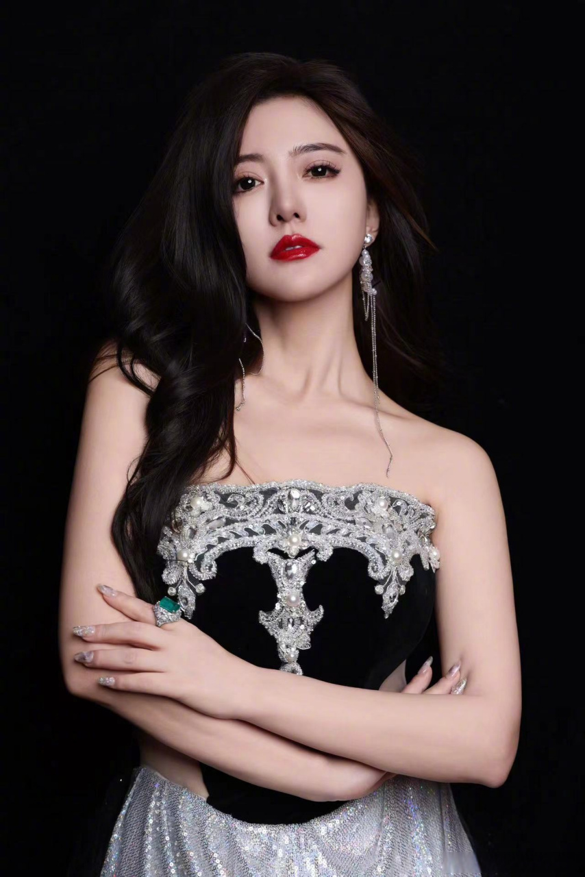 星尚人##阿兰浓颜系造型# 歌手real阿兰 最新造型来袭,浓颜系造型