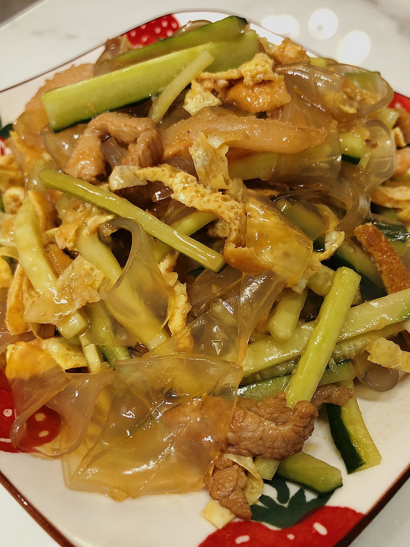 夏日凉菜之老潍县拌拉皮 这道菜是不管大节小节出门聚餐,我觉得是回回