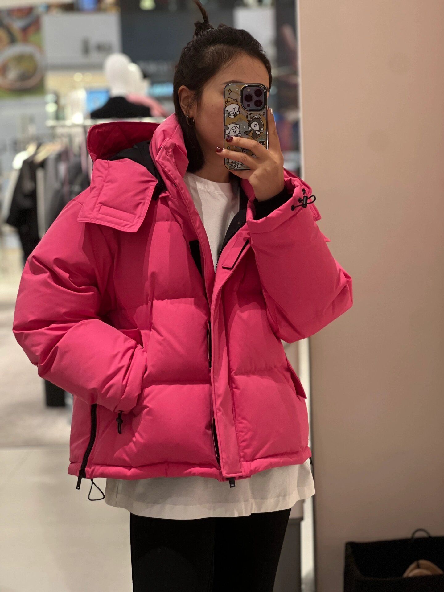 mo&co新品冬|玫红色羽绒服|ootd 三个颜色,米白色蓝色和玫红色,主推玫