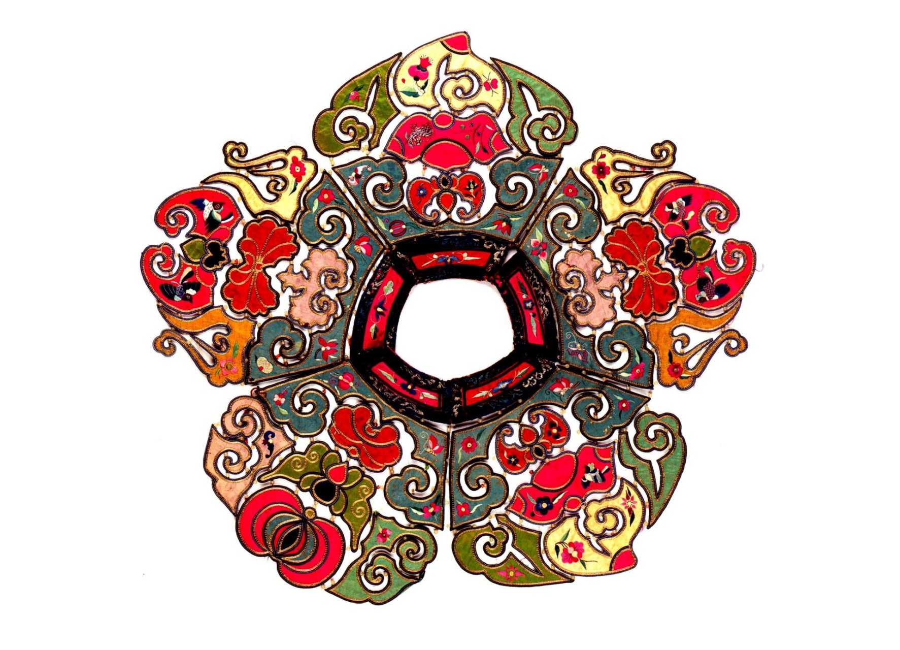 精美刺绣云肩合集 图1图2为如意式挖补绣蝴蝶寿字纹云肩 图3为如意式