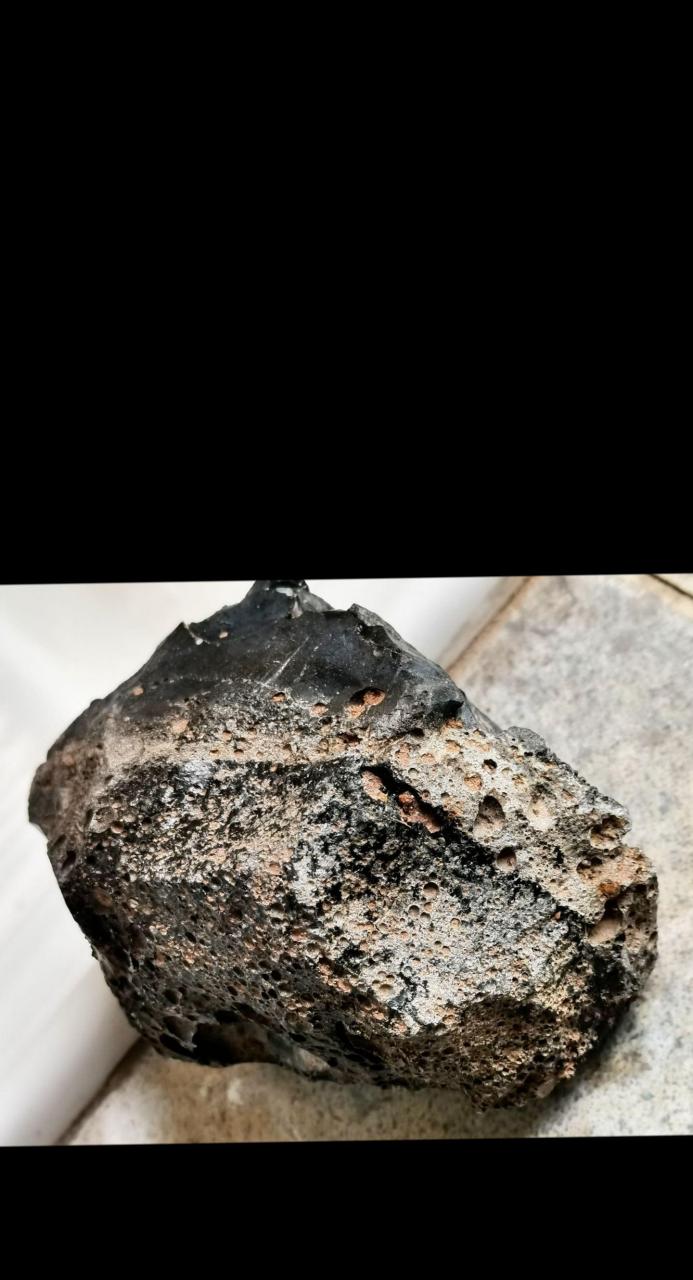 一枚十分珍稀的带弱磁之玻璃陨石原石,重约450.