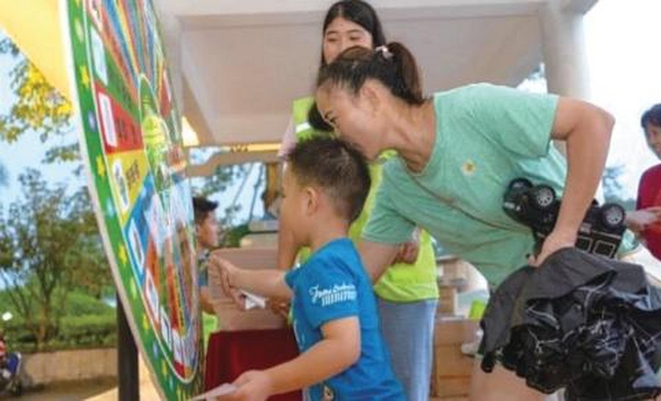 近日,在广东省广州市南沙区东涌镇的鱼窝头广场,志愿者和社区居民担任