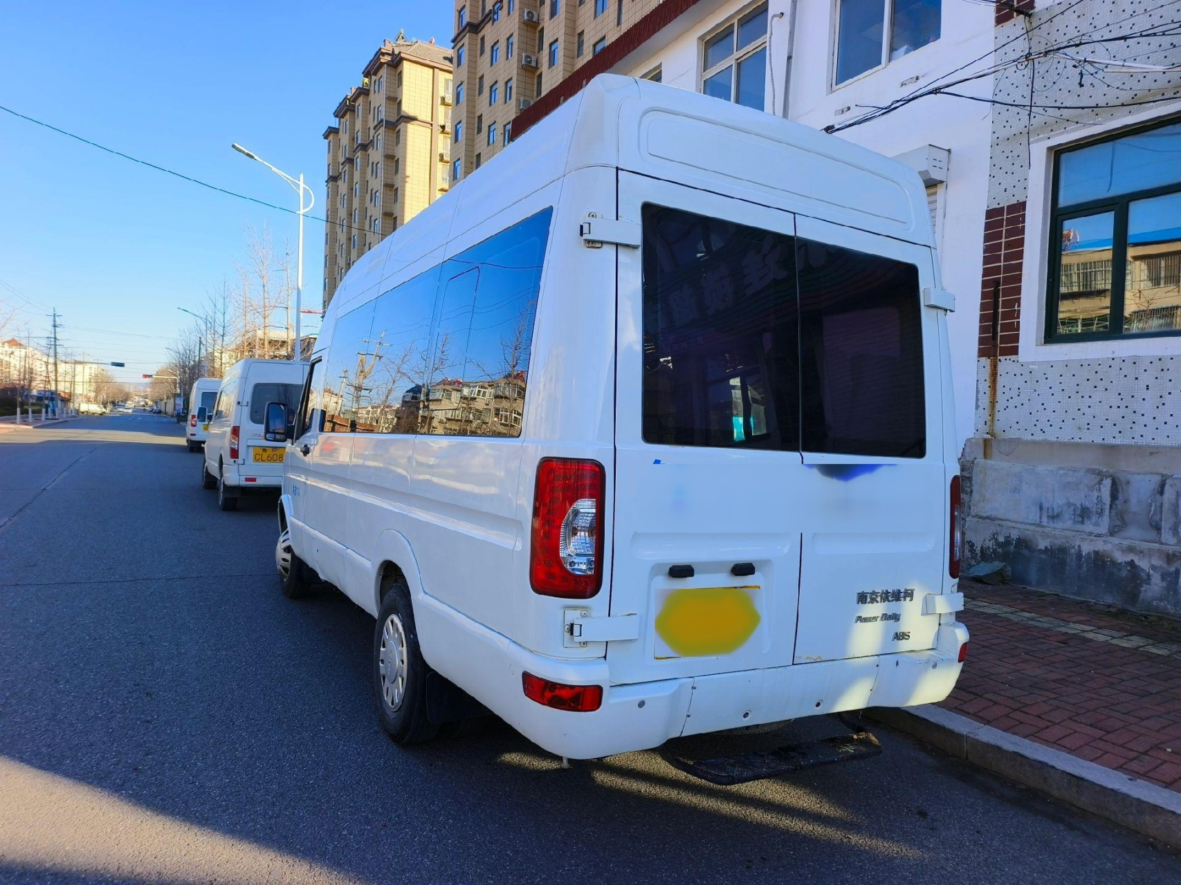 新到差一个月15年17座依维柯新宝迪  后双开门  高配车型  自动大灯