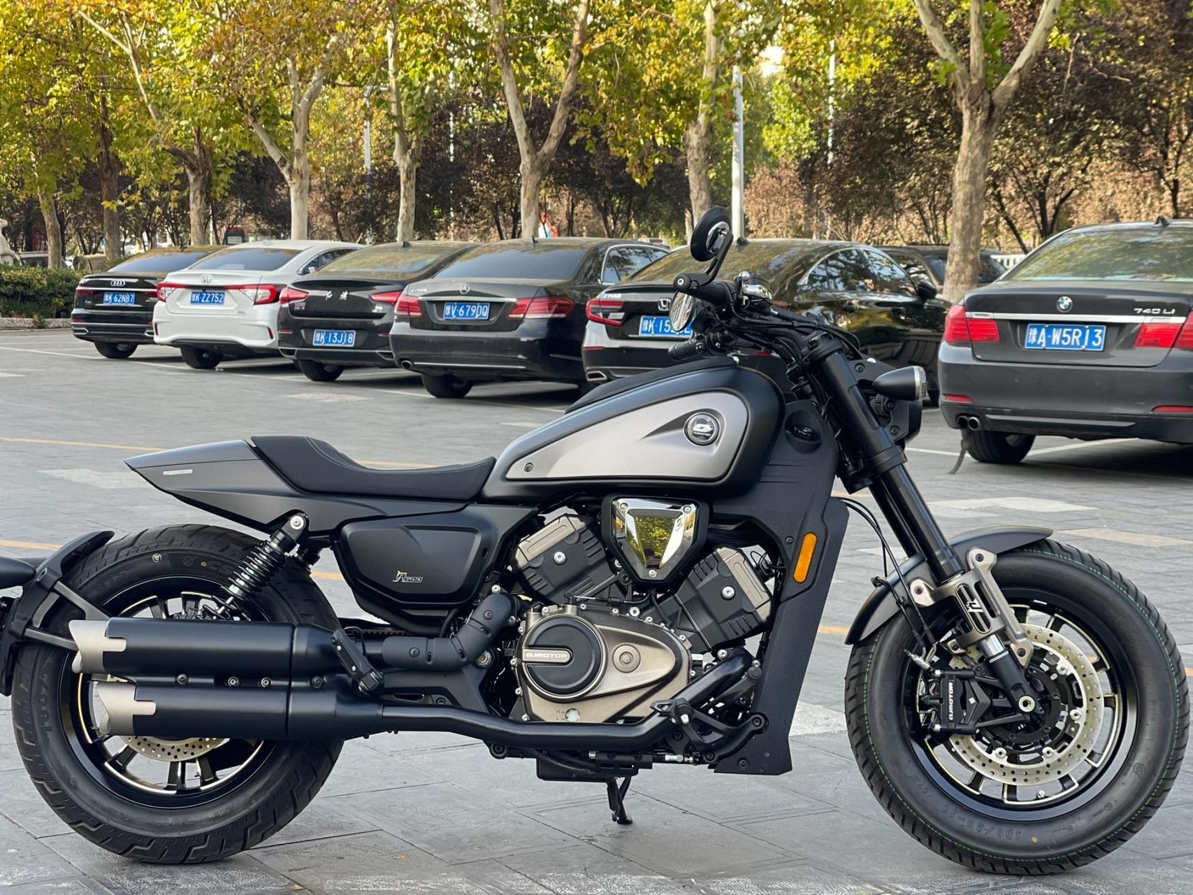 v型四缸600排量的国产复古巡航车!钱江也来了!