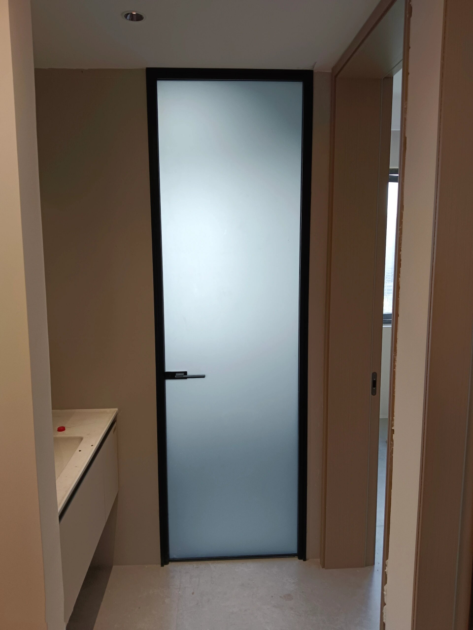 外平内开极窄卫生间平开门 案例分享 一门到顶 8毫米超白油砂玻璃