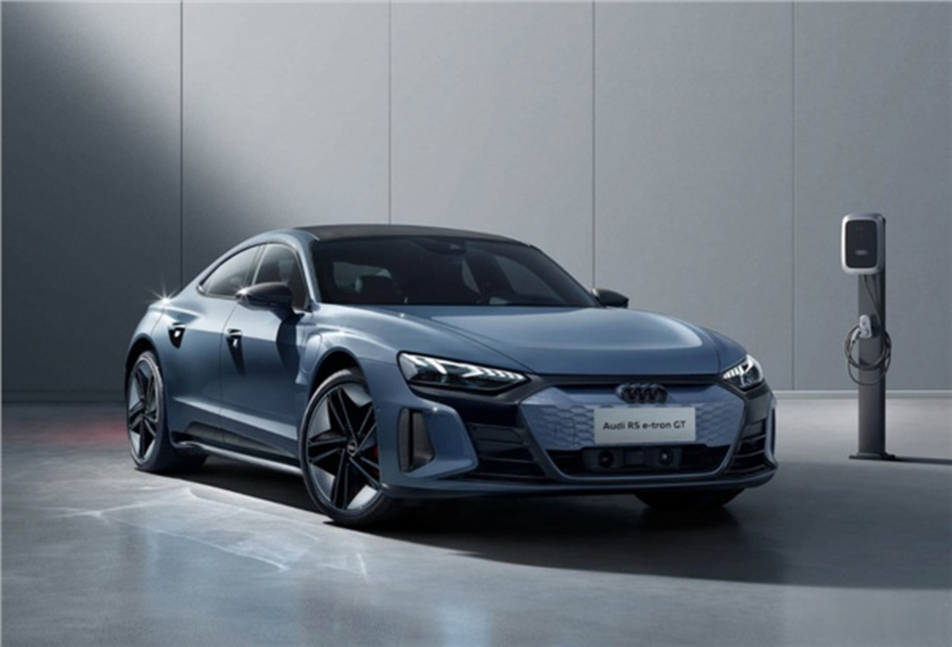 传统豪华品牌似乎有点玩儿不动,据一汽奥迪官方,旗下纯电动跑车奥迪rs