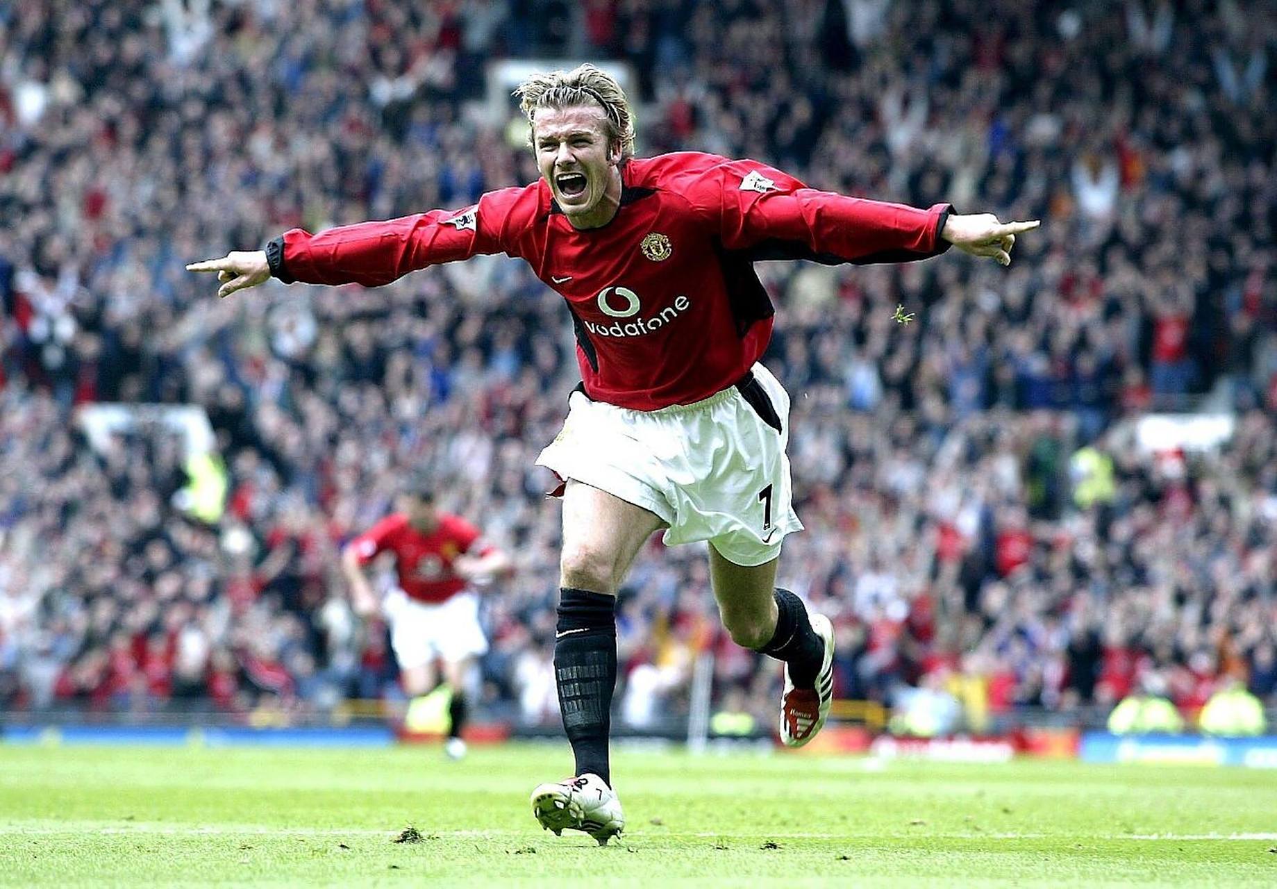 1992年的今天17 岁的贝克汉姆完成了曼联首秀9202#足球#0202