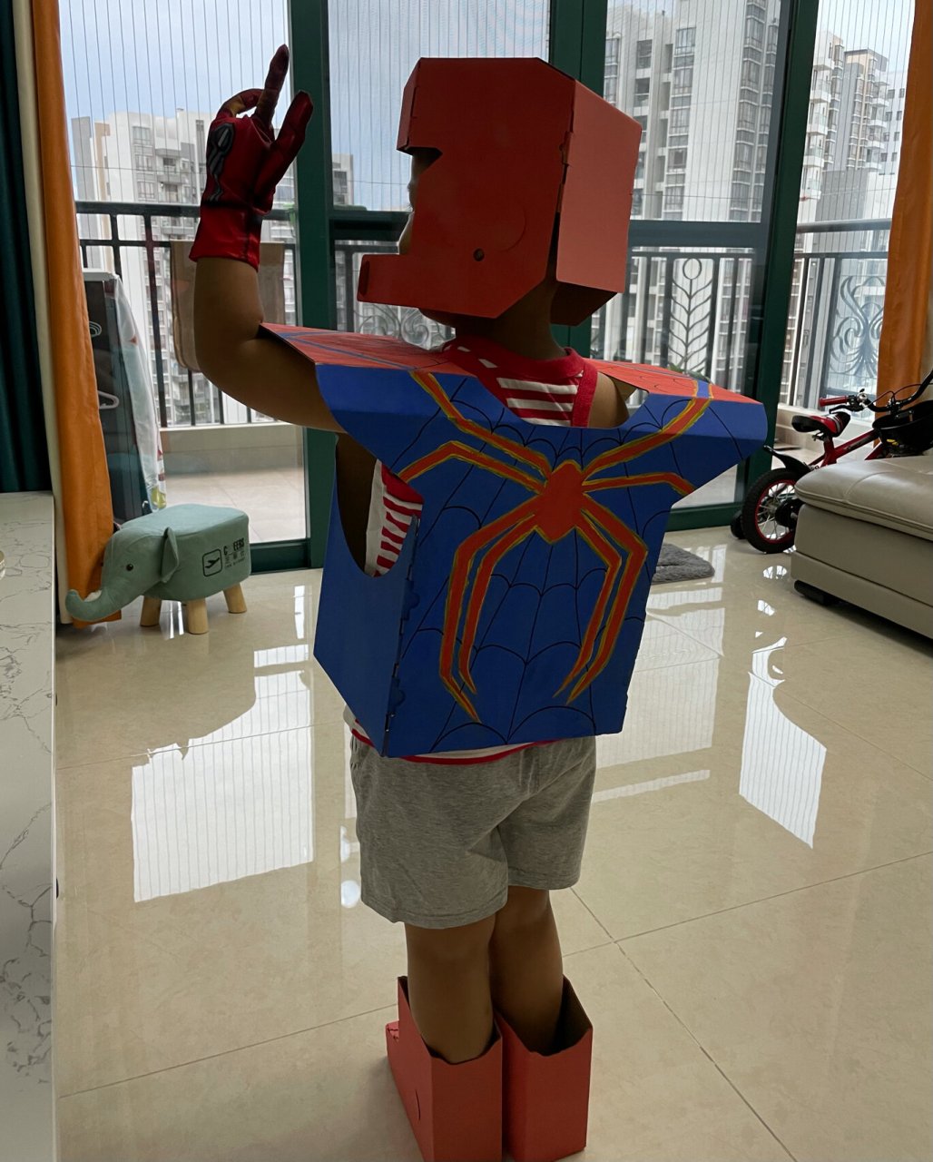 亲子手工 环保纸皮服装 分享一个手工制作 六一的时候参加学校环保