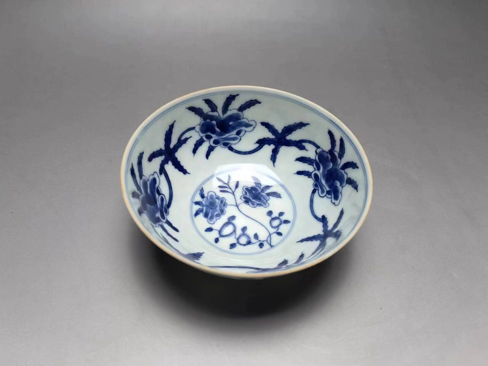 大明成化年制青花秋葵纹宫碗 成化皇帝朱见深,是明朝第八任皇帝,经过