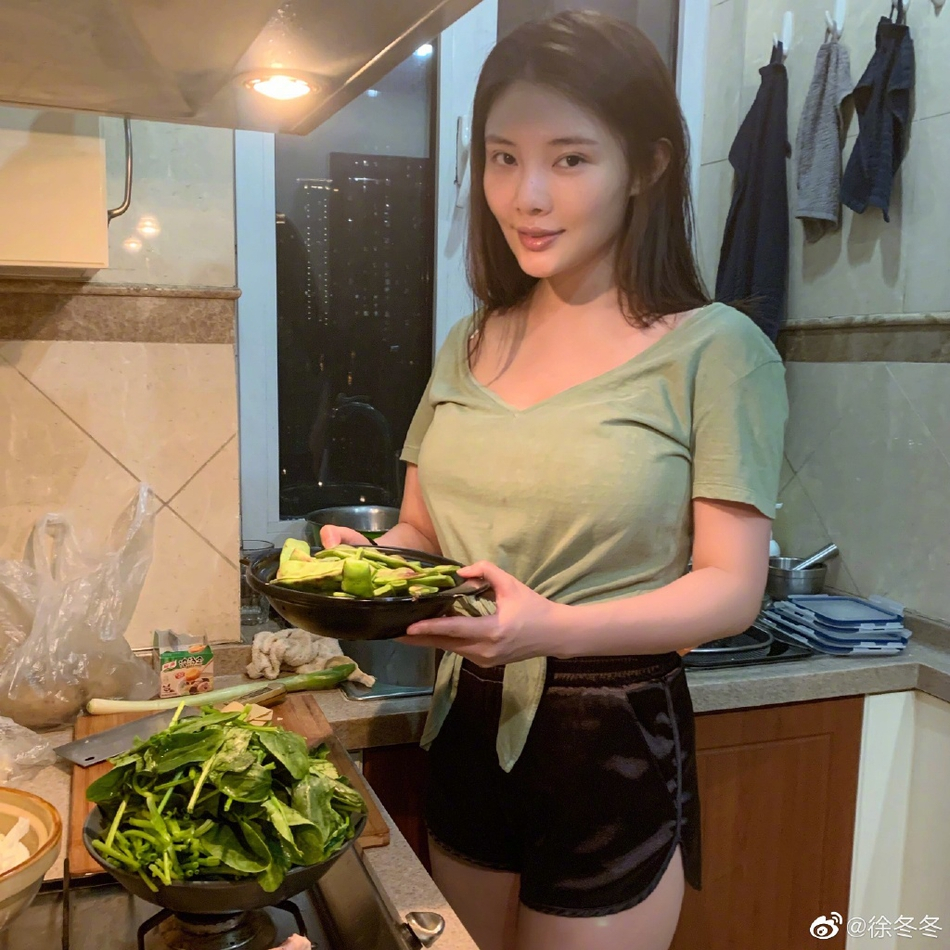 娱乐最前沿##明星生图大赏#近日,@徐冬冬 被拍到