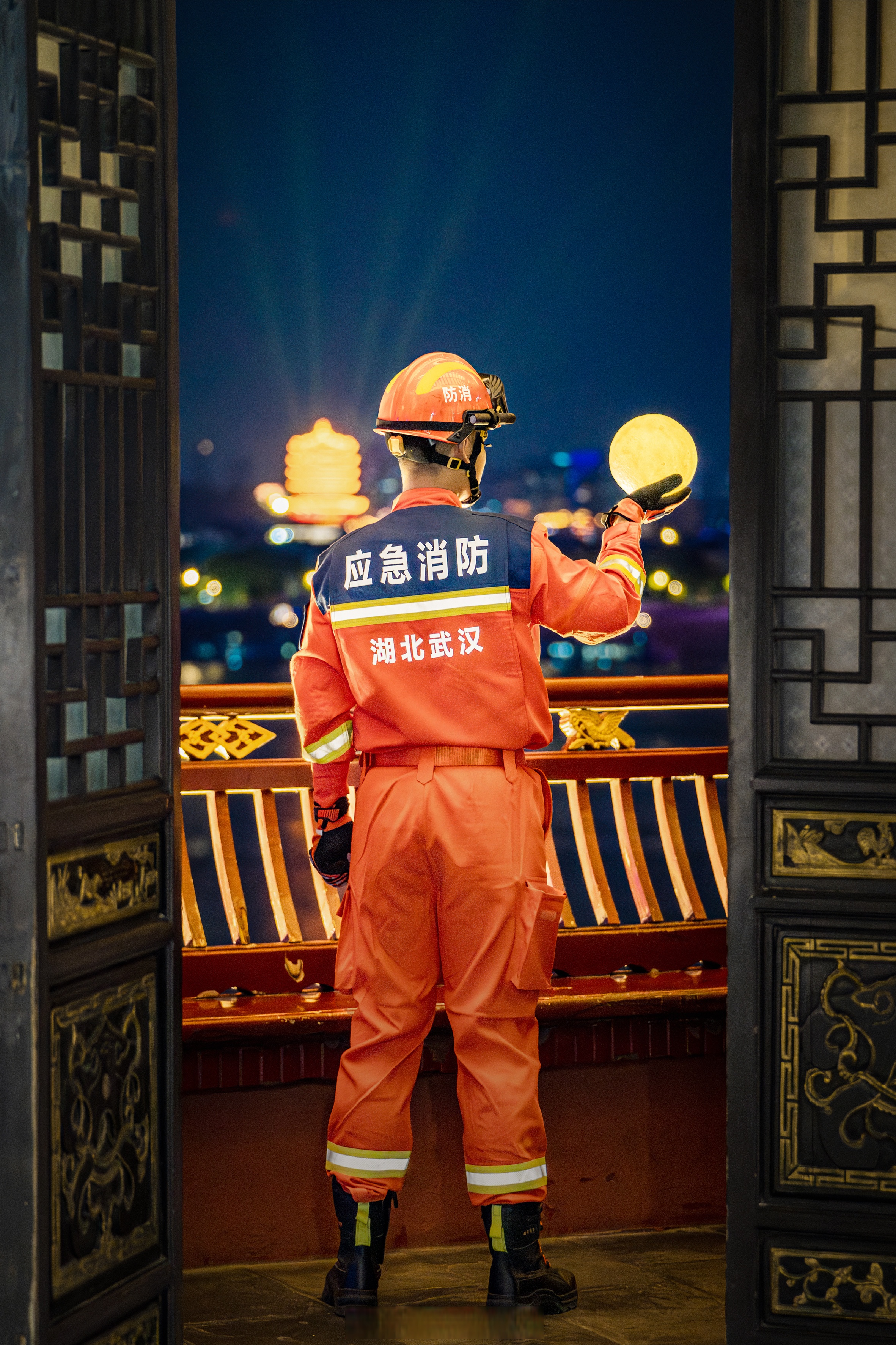朋友守护万家团圆,陪大家等超级大月亮爬上来,共话灯火平安～武汉消防