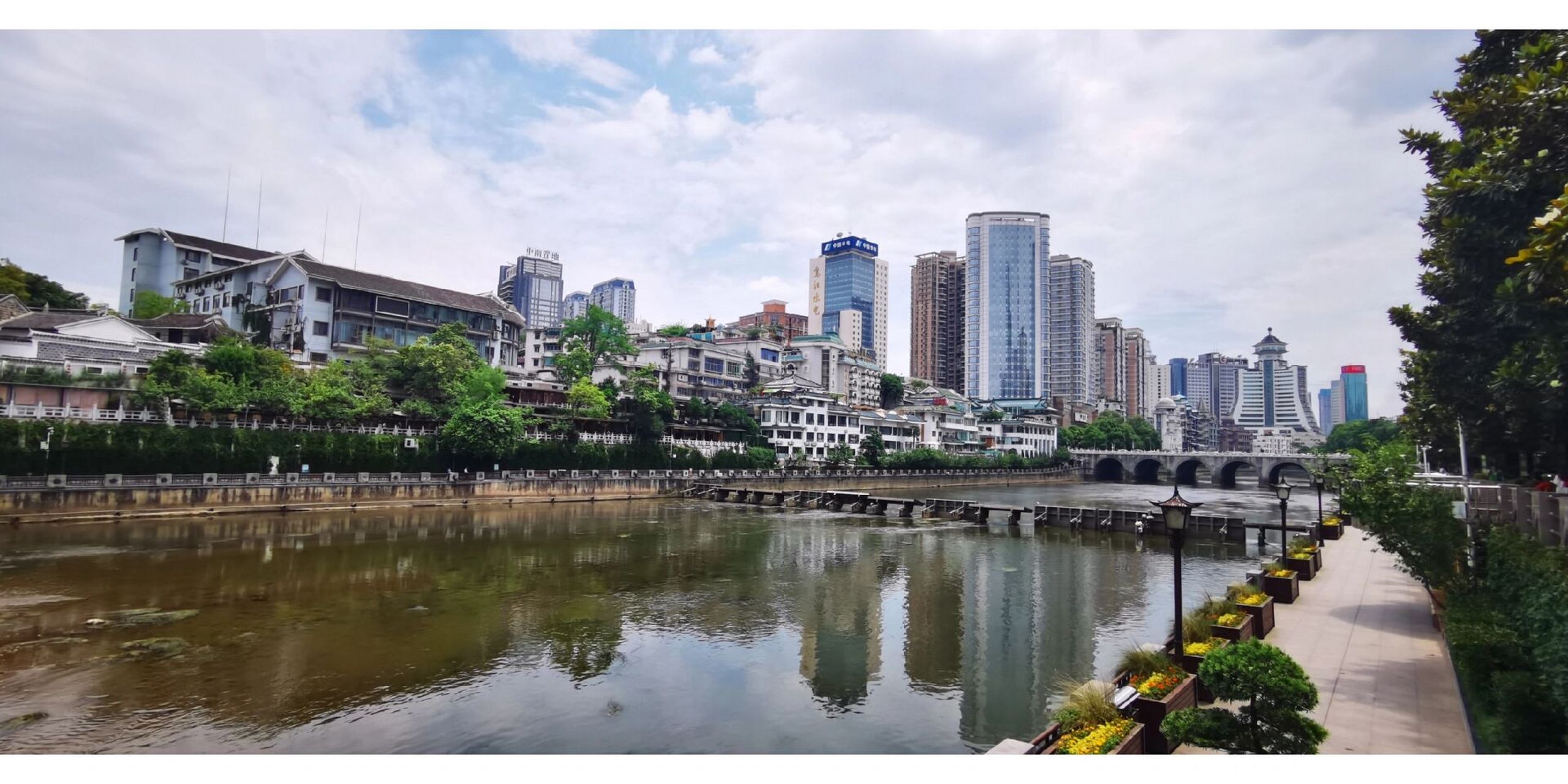 甲秀楼 甲秀楼,位于贵州省贵阳市南明区翠微巷8号,地处南明河上,始建