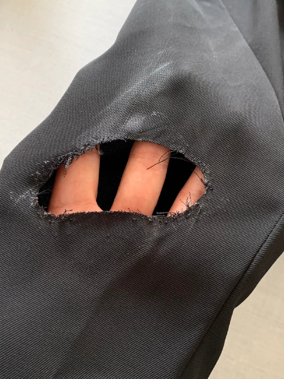 黑风衣袖口破洞绣补 斗鱼图 解决衣服破洞烦恼