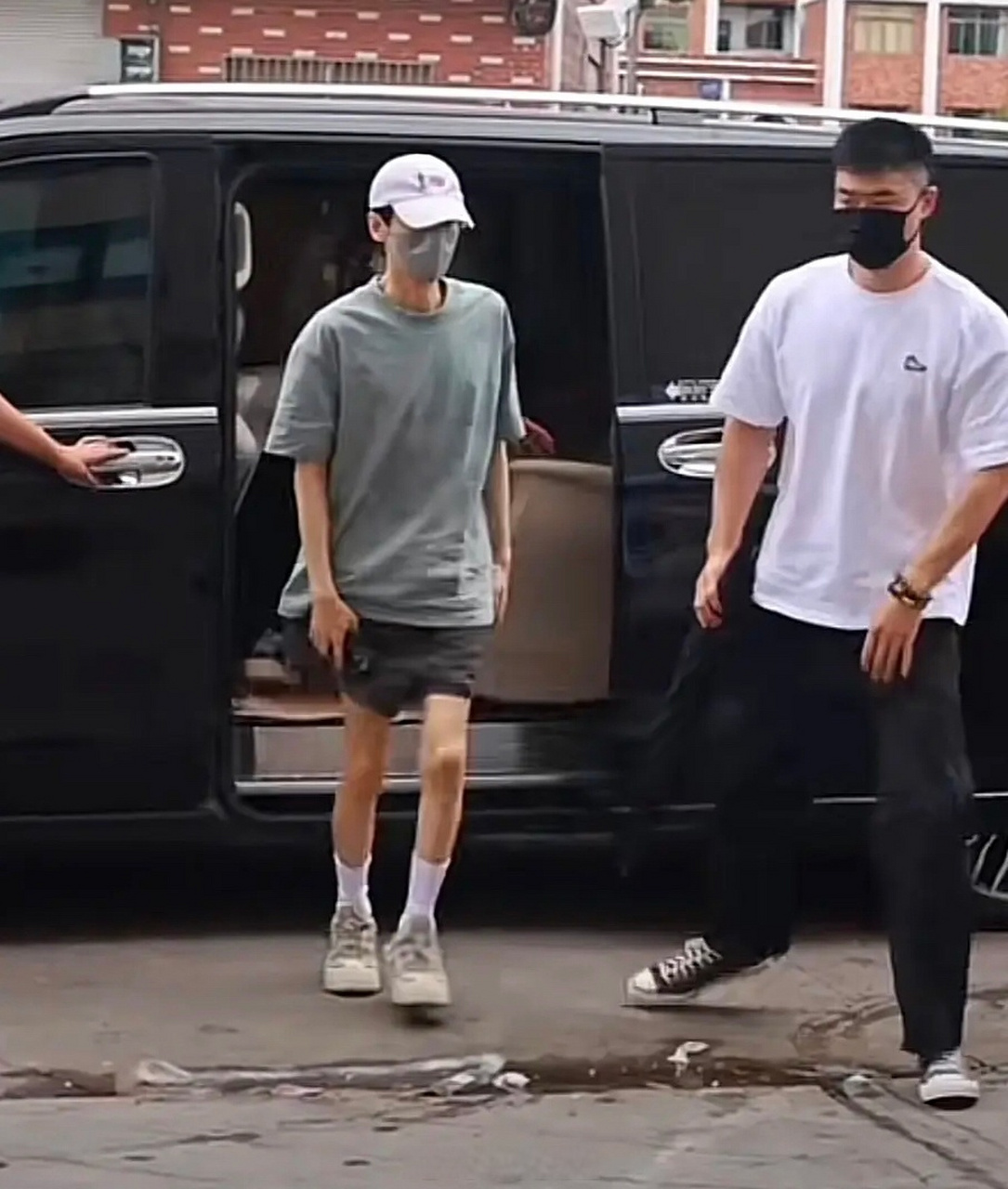 罗云熙的腿比助理的胳膊还细,难怪他专攻古偶,古装衣服还能掩盖一下.