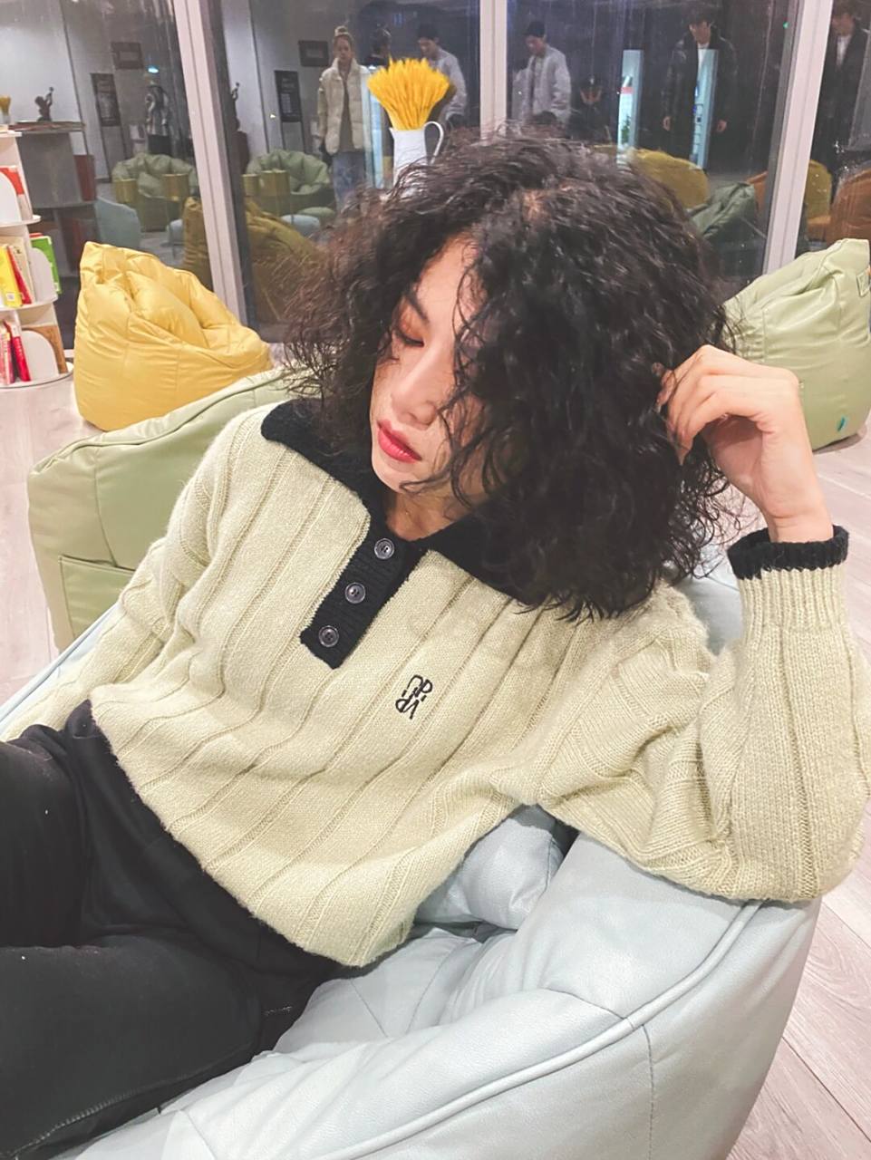 港风爆炸头 羊毛卷太洋气啦,很适合细软发质 细软发质的女生烫爆炸头