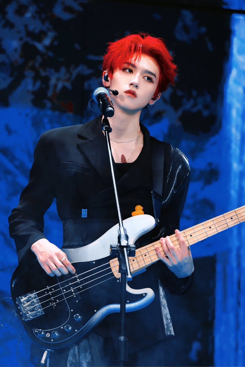 朱志鑫演唱会红发神图 太美了 太美了 美到我说不出话