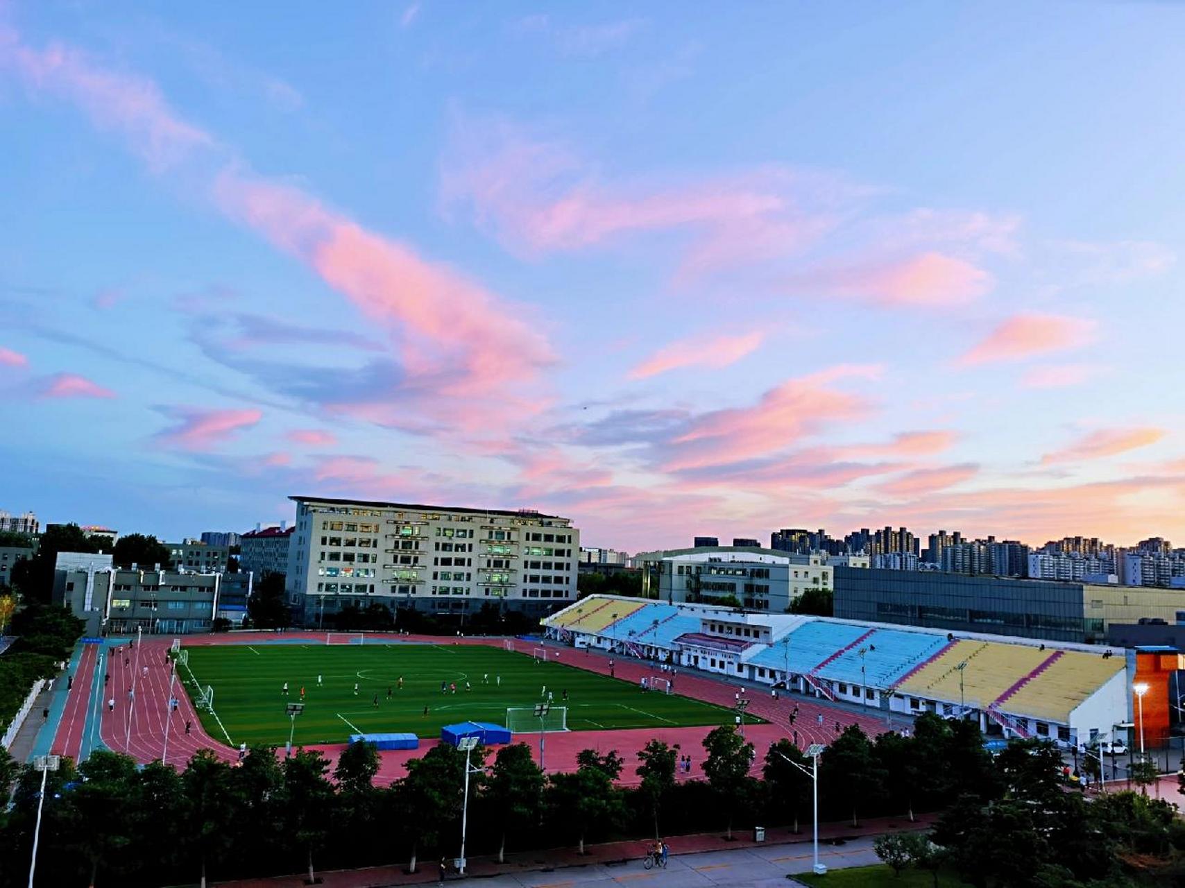 华北科技学院|应急管理大学  学校真的很大很漂亮最爱操场和图书馆了.