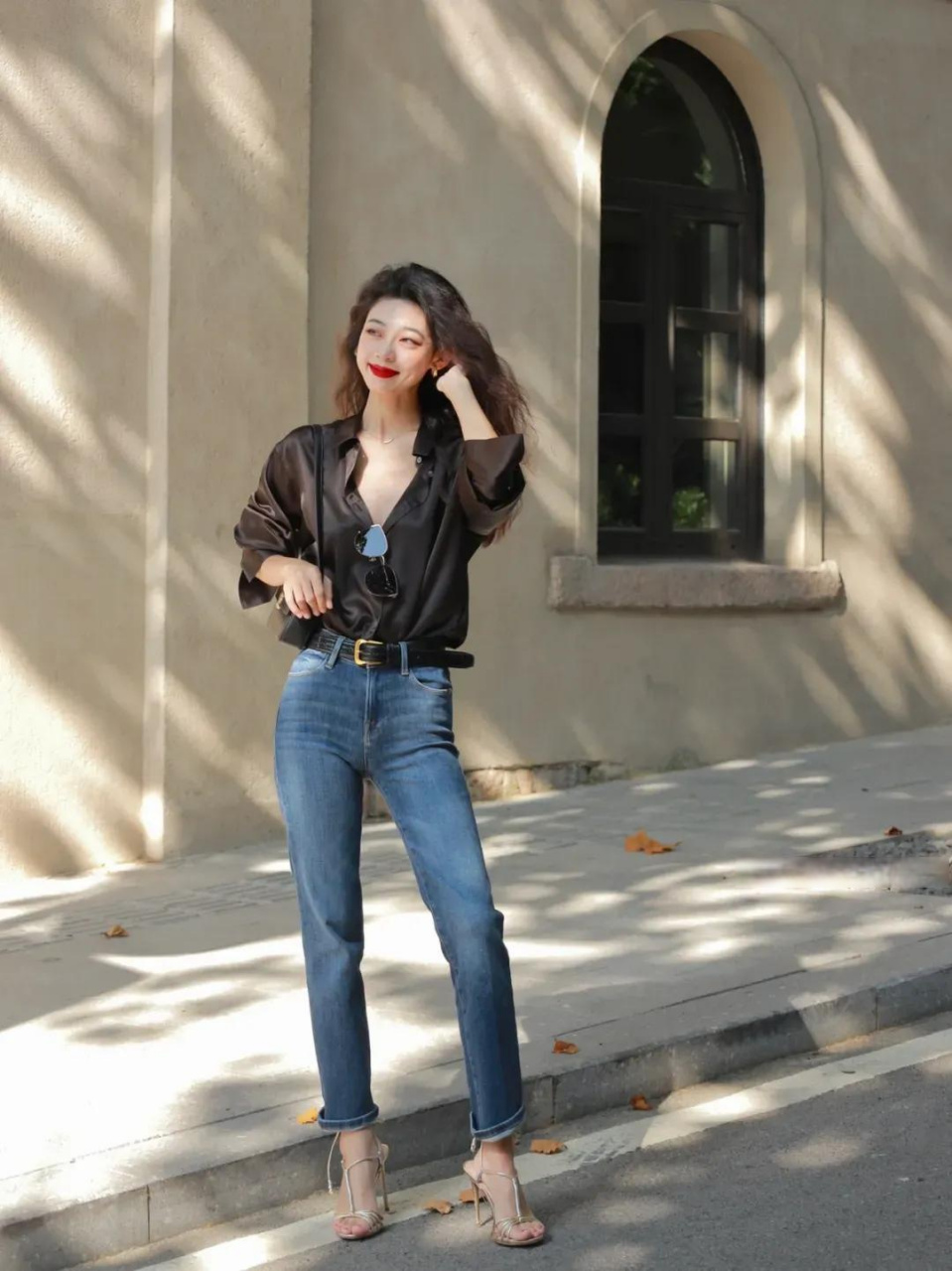 黑色衬衫和牛仔裤竟然这么配,高级精致,洒脱利落又有格调,配上长卷发