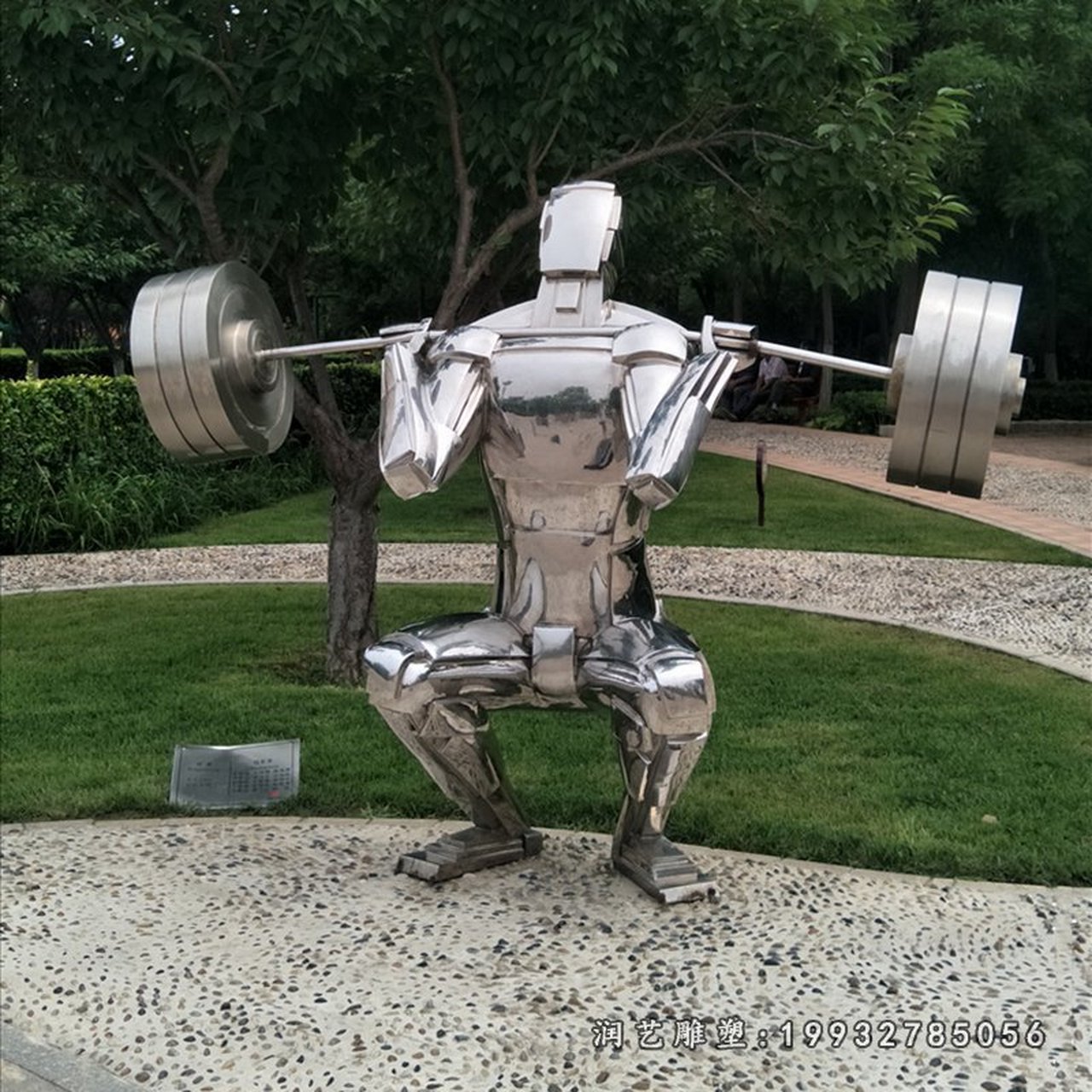 城市不锈钢举重人物雕塑  举重是一项历史悠久的运动,将杠铃以双手举