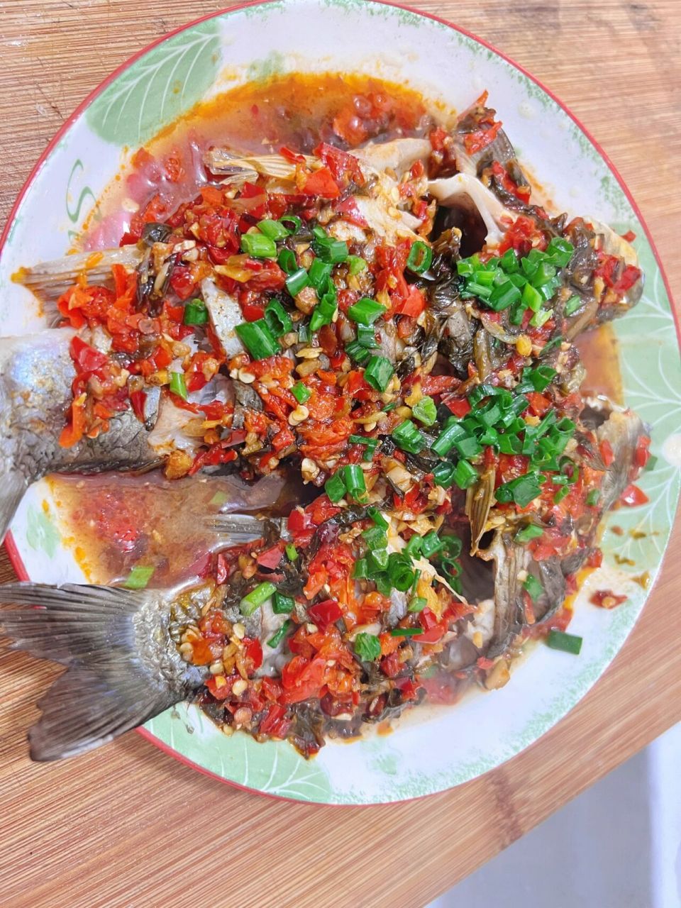 剁椒鲫鱼这么做绝了   不能吃辣的也可以做的剁椒鲫鱼 食材:鲫鱼 剁椒