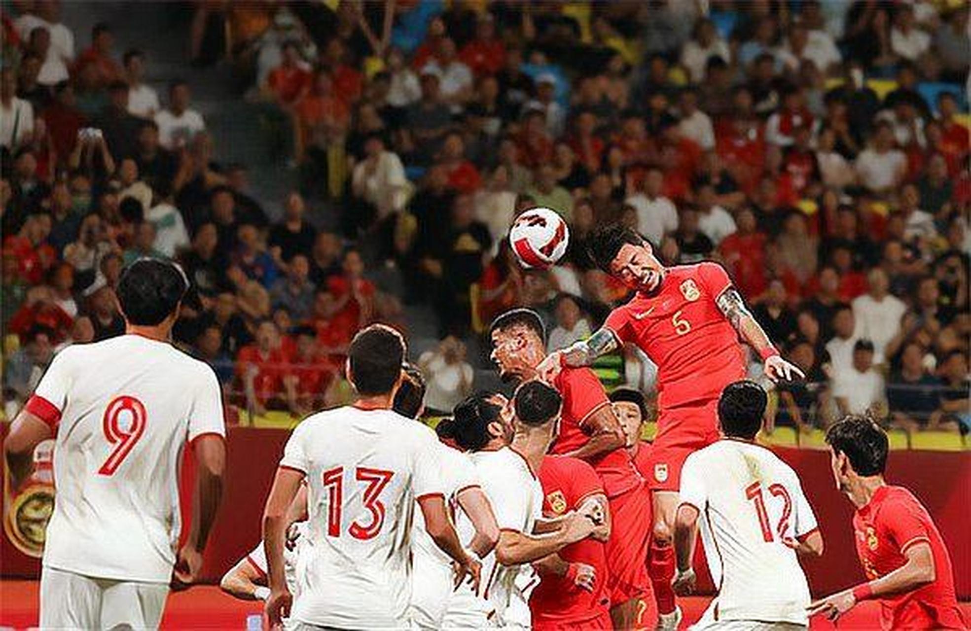 国足绝对的优势击败了对手,中国球迷们纷纷激动地亲吻国旗表达喜悦和