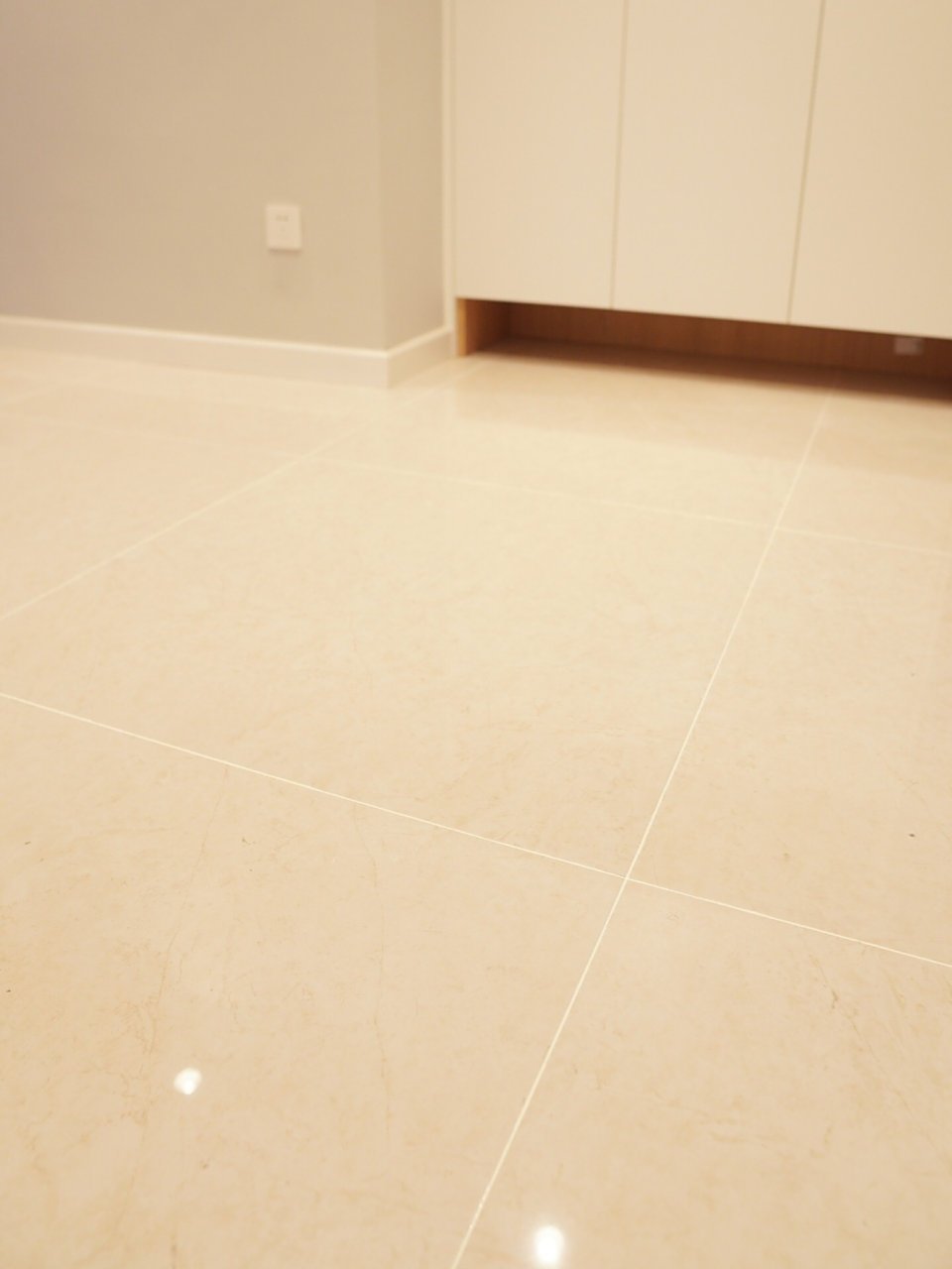 恒大精装改造 | 美缝(附建议) 恒大的瓷砖偏 米黄色,地面美缝用的