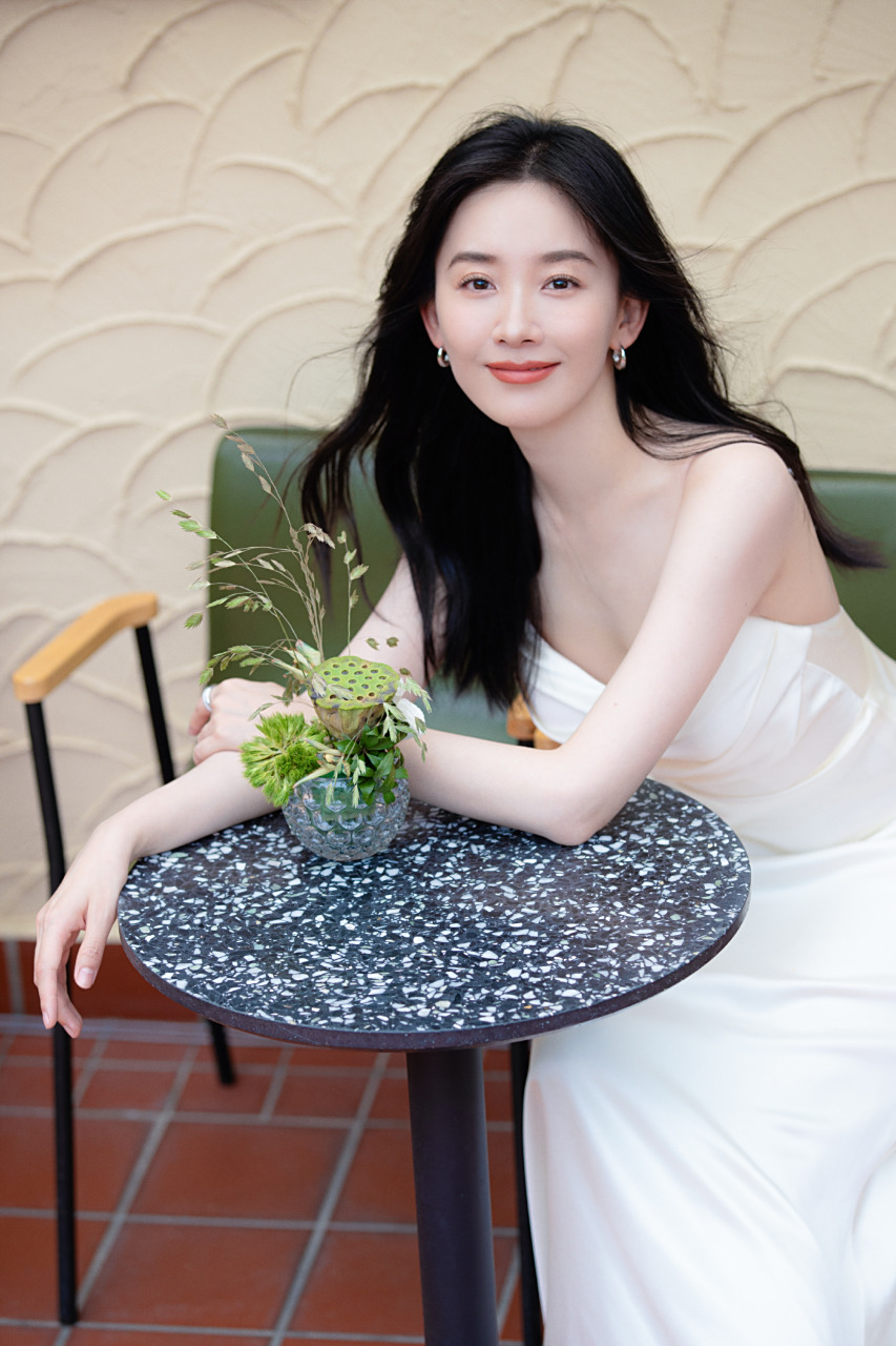 朱颜曼滋,一袭白色吊带裙,优雅迷人